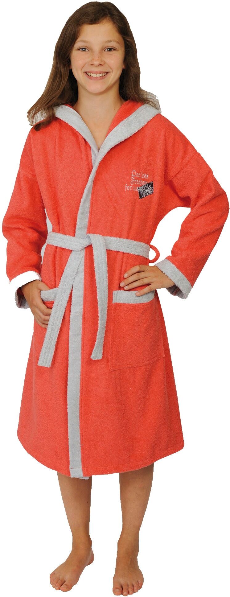 Kinderbademantel WÖRNER "Freedom" Gr. 128, rot (erdbeer), L:80cm, Baumwoll-Webfrottier, Hausmäntel, Kinderbademantel, mit Stickerei, mit Taschen, maschinenwaschbar, trocknergeeignet erdbeer 128 L: 80cm