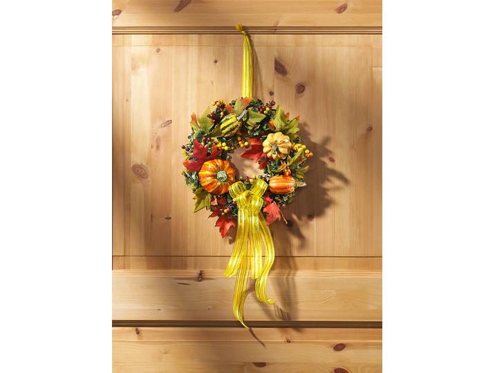 Wandkranz mit bunten Blättern, Beeren und Kürbissen