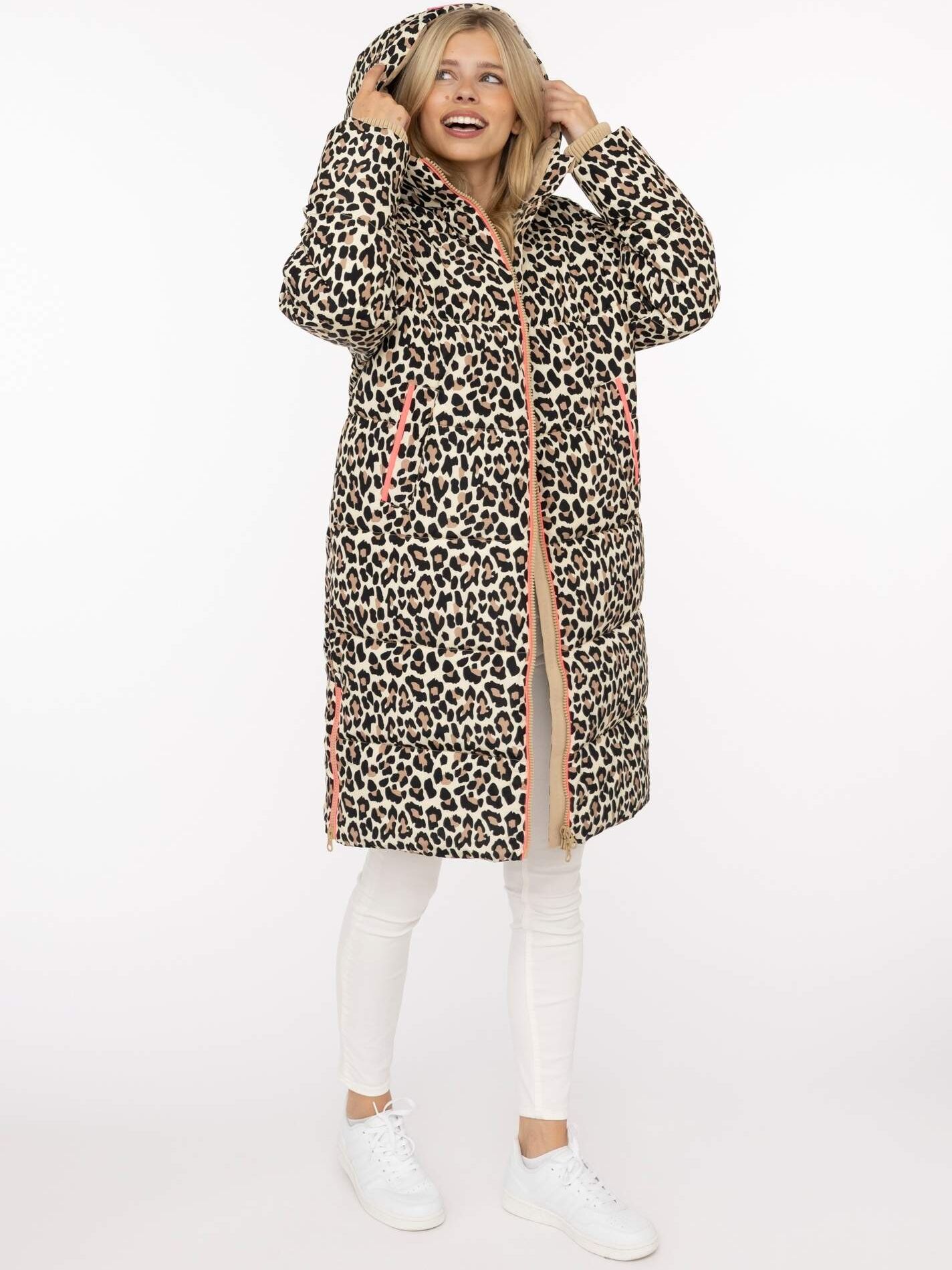 Steppmantel ZWILLINGSHERZ "„Leo AOP“", Damen, Gr. S, bunt (beige), Obermaterial: 100% Polyester, Mäntel Steppmantel, Kapuze, farblich abgesetzte Details,Leomuster, Reisverschluss, Taschen beige S
