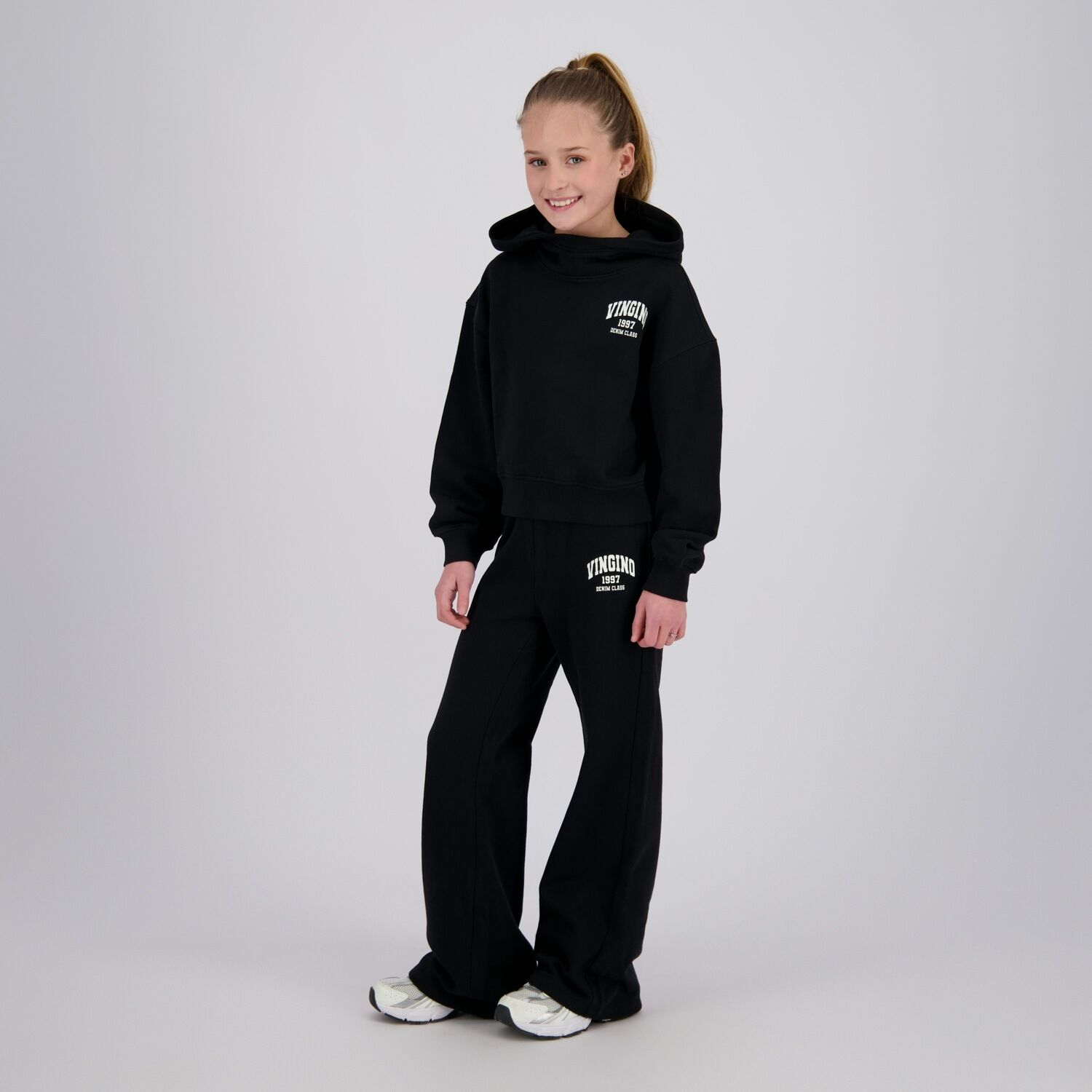Kapuzensweatshirt VINGINO, Jungen, Gr. 152, schwarz (deep schwarz), Sweatware, Obermaterial: 100% Baumwolle, bedruckt, normal taillenlang, Rundhals, Bündchen, Sweatshirts Kapuzensweatshirt, kurz / mit Logo-Print / für Girls deep schwarz 152