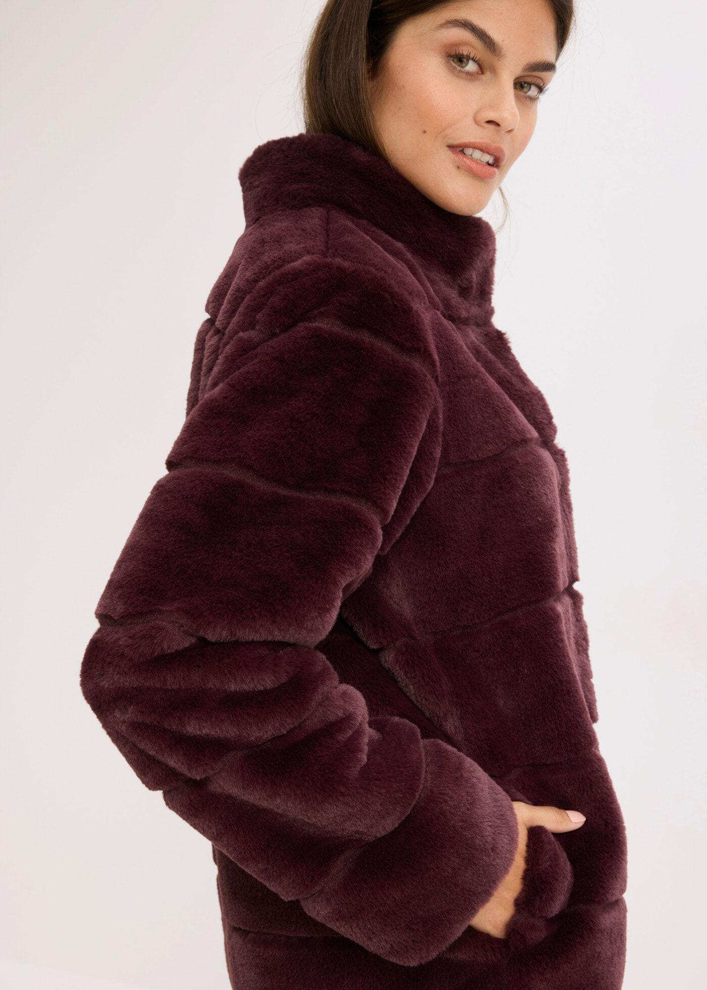 Fellimitatmantel BONPRIX, Damen, Gr. 34, braun (weinrot), Obermaterial: 100% Polyester. Futter: 100% Polyester, loose fit, Mäntel Fellimitatmantel, aus hochwertigem Kunstfell, Loose Fit, mit Stehkragen weinrot 34
