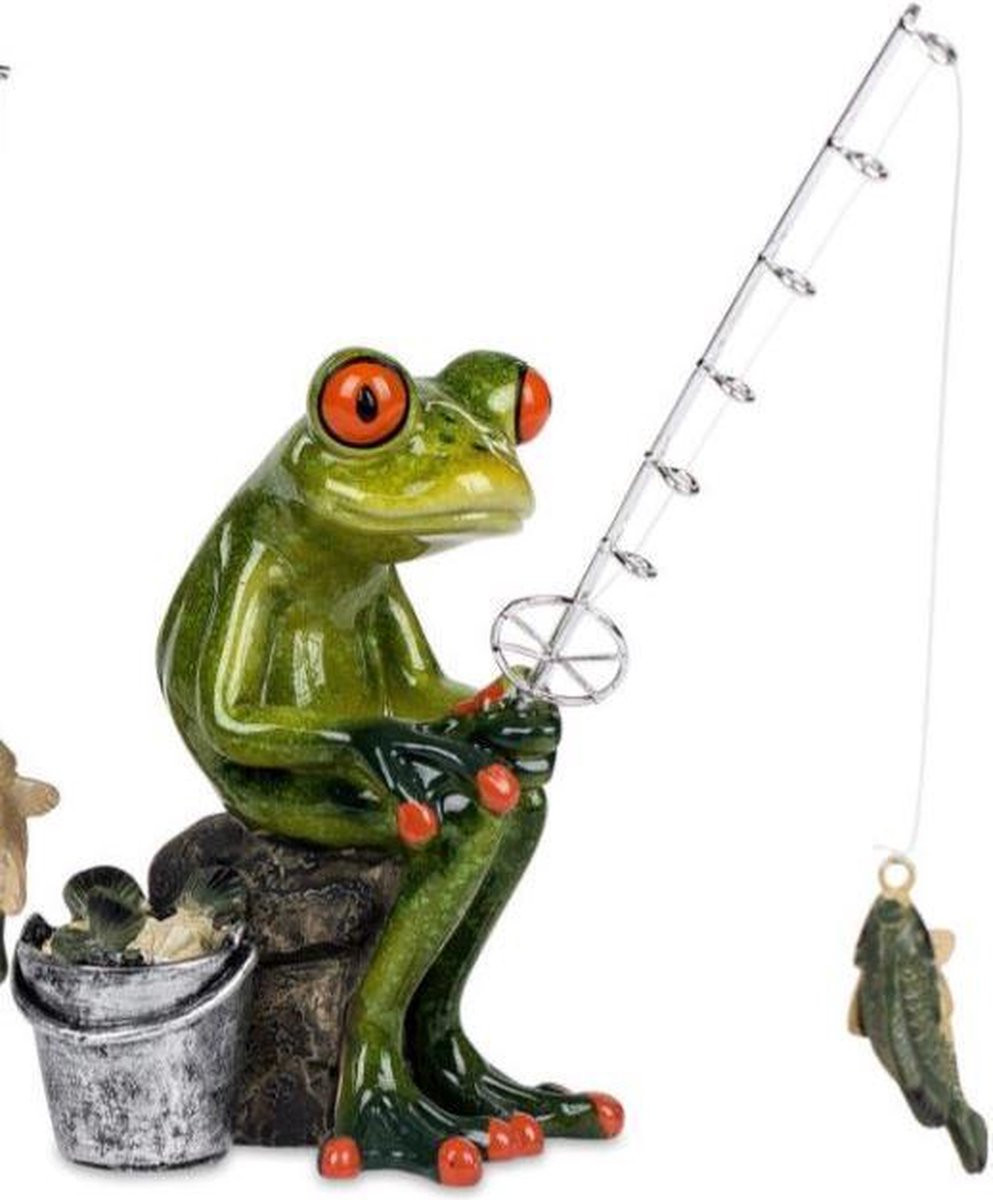 Kikker sculptuur relaxte visser zittend met vangst voor op tafel