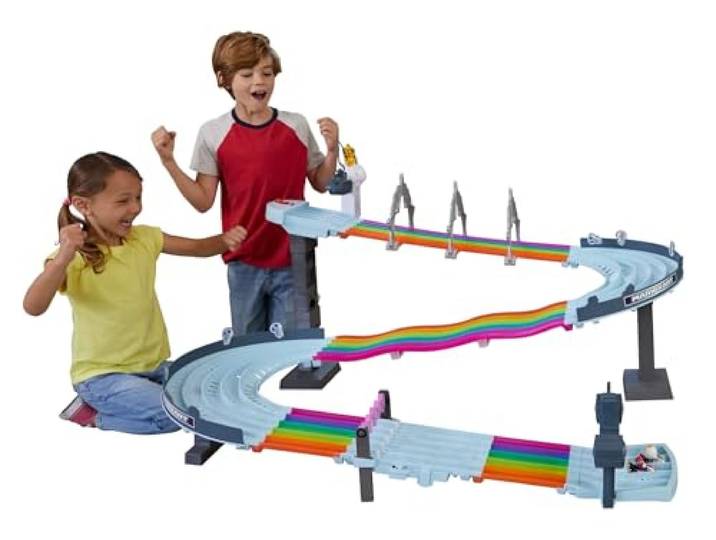 Hot Wheels Mario Kart Rainbow Road Rennbahn 8-m-Bahn mit Lichtern und Geräuschen, 2 Autos im Maßstab 1:64, 5-farbige Strecke, 2 Aufbaumöglichkeiten, GXX41