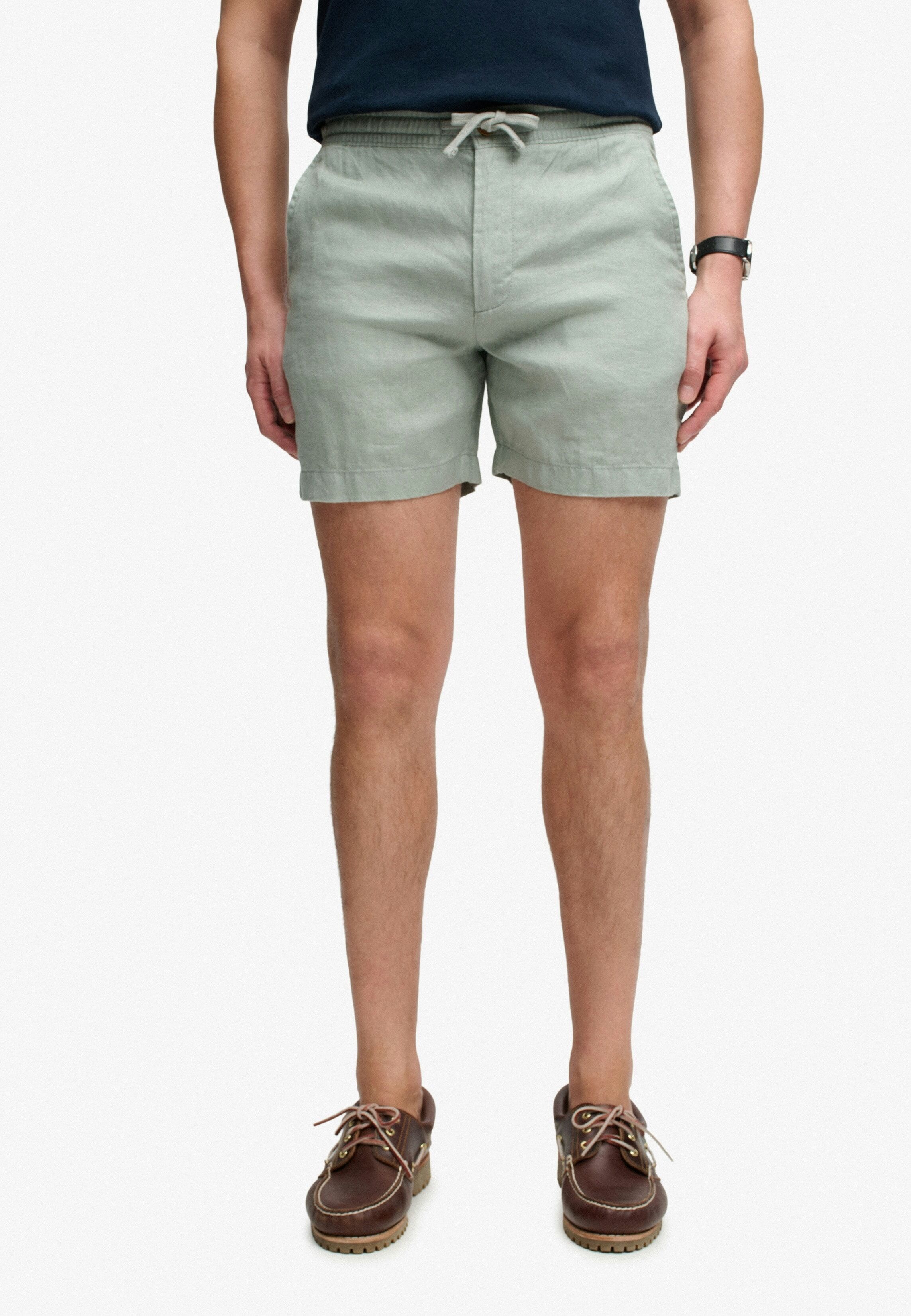 Shorts SUPERDRY "MERCHANT LINEN SHORT", Herren, Gr. M, N-Gr, grün (bay grün), Web, Obermaterial: 100% Leinen, unifarben, relaxed fit ca. Mitte Oberschenkel, Hosen Shorts, aus Leinen, Relaxed Fit, mit Reissverschluss bay grün M, N-Gr