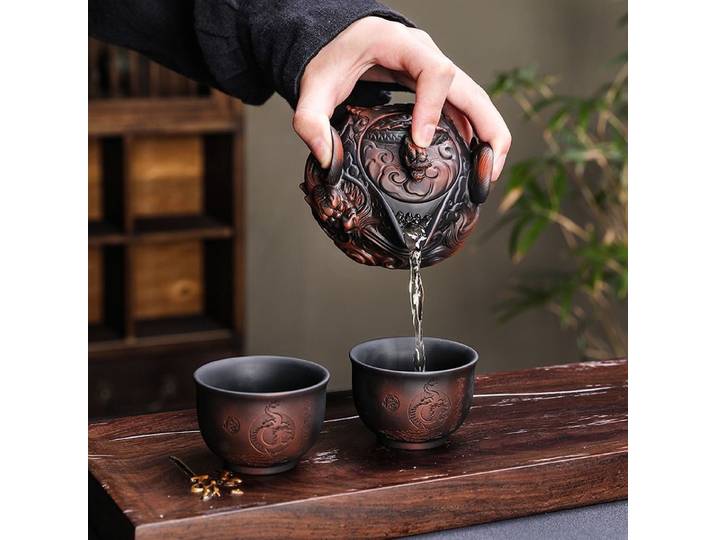 Théière en poterie violette chinoise, faite à la main, avec motif de dragon volant sculpté, théière à tenir à la main, ensemble de voyage pour le thé, une théière et deux tasses, ensemble de thé Kung