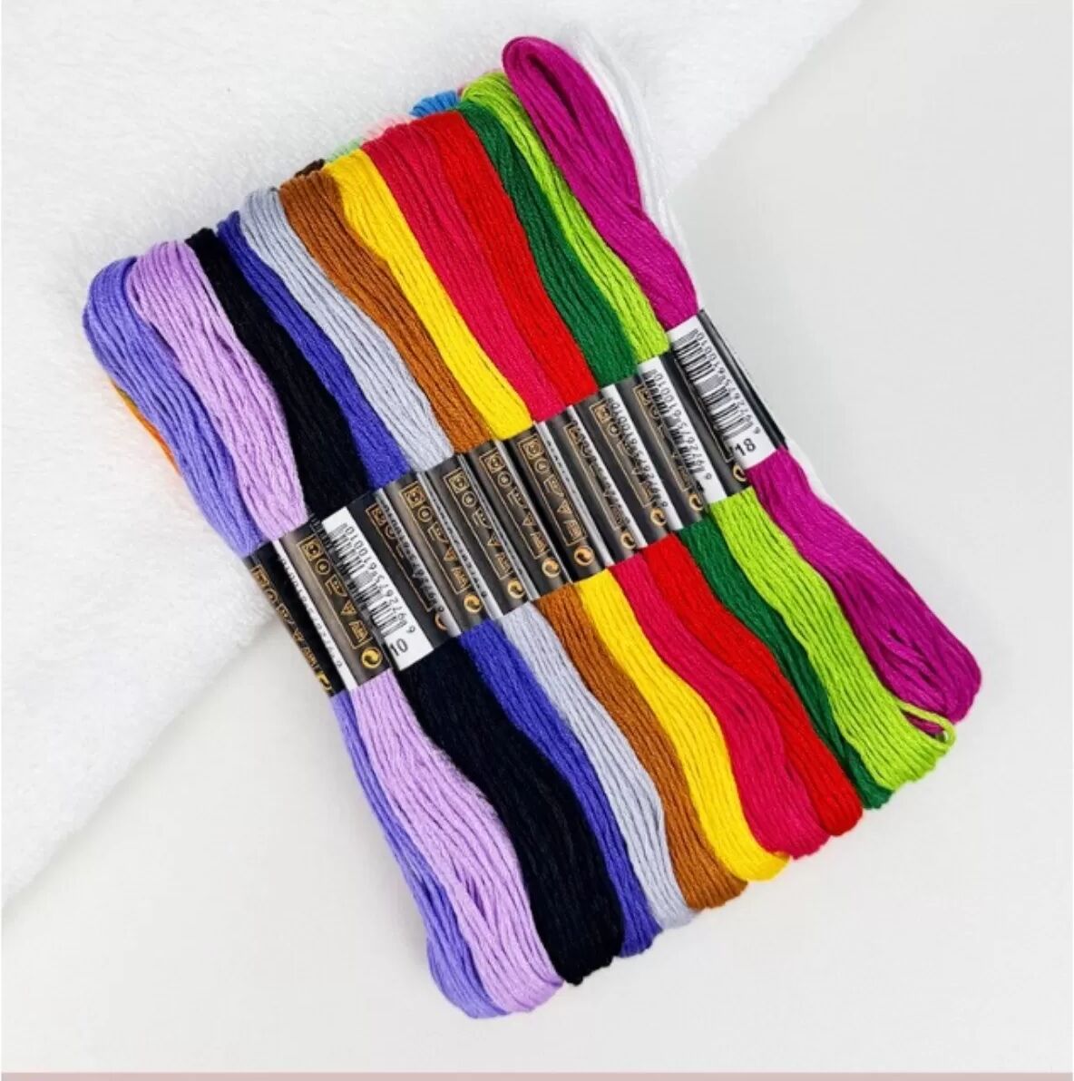 INF Livre de points de suture : 9 pages, 24 couleurs de fil à broder, 18 aiguilles à coudre à la main et instructions - Kit de