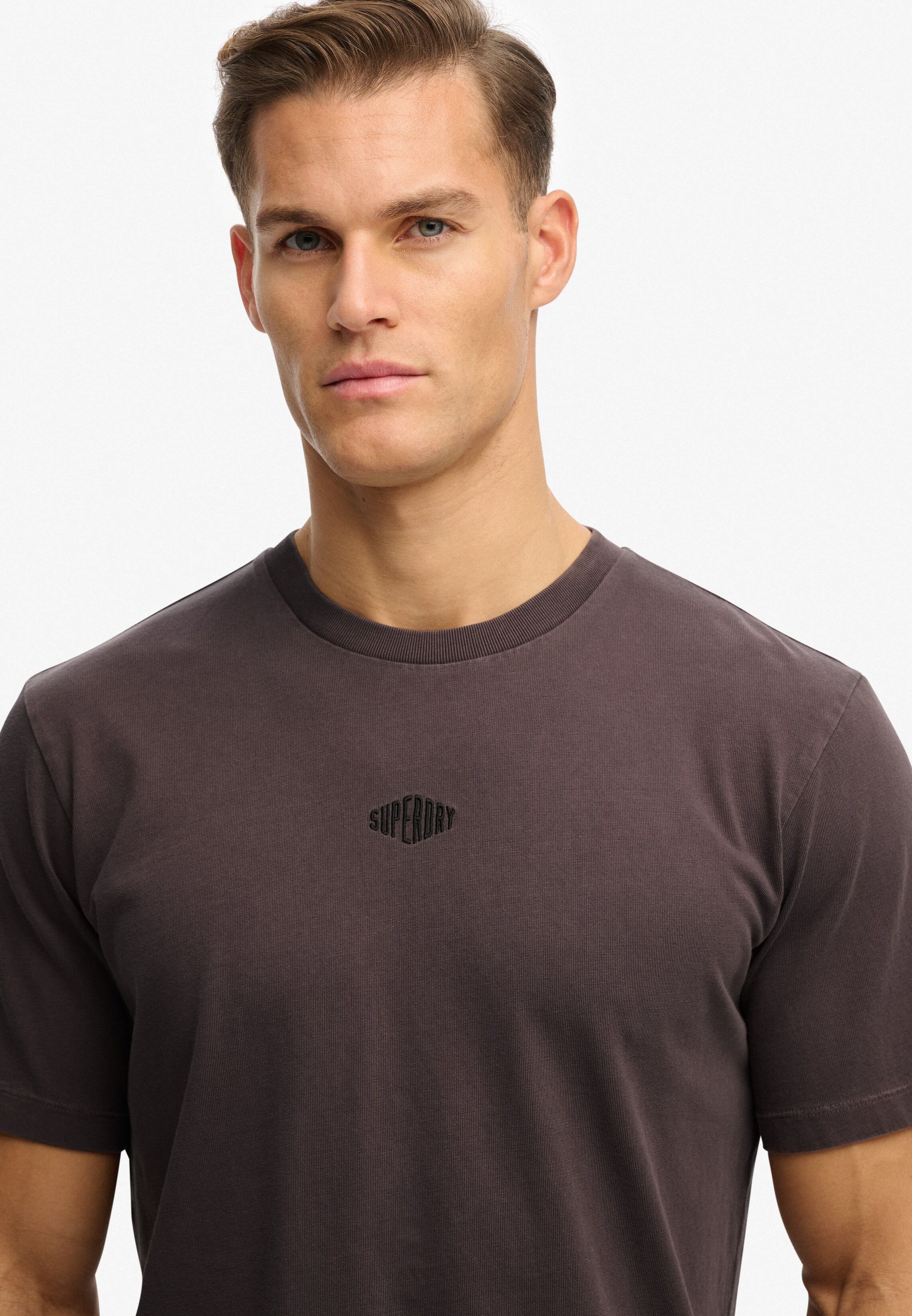 Rundhalsshirt SUPERDRY "MICRO LOGO TSHIRT", Herren, Gr. S, braun (shale dunkelgrau), Single Jersey, Obermaterial: 100% Baumwolle, unifarben, loose fit normal, Rundhals, Shirts Rundhalsshirt, mit Micro-Marken-Logo shale dunkelgrau S