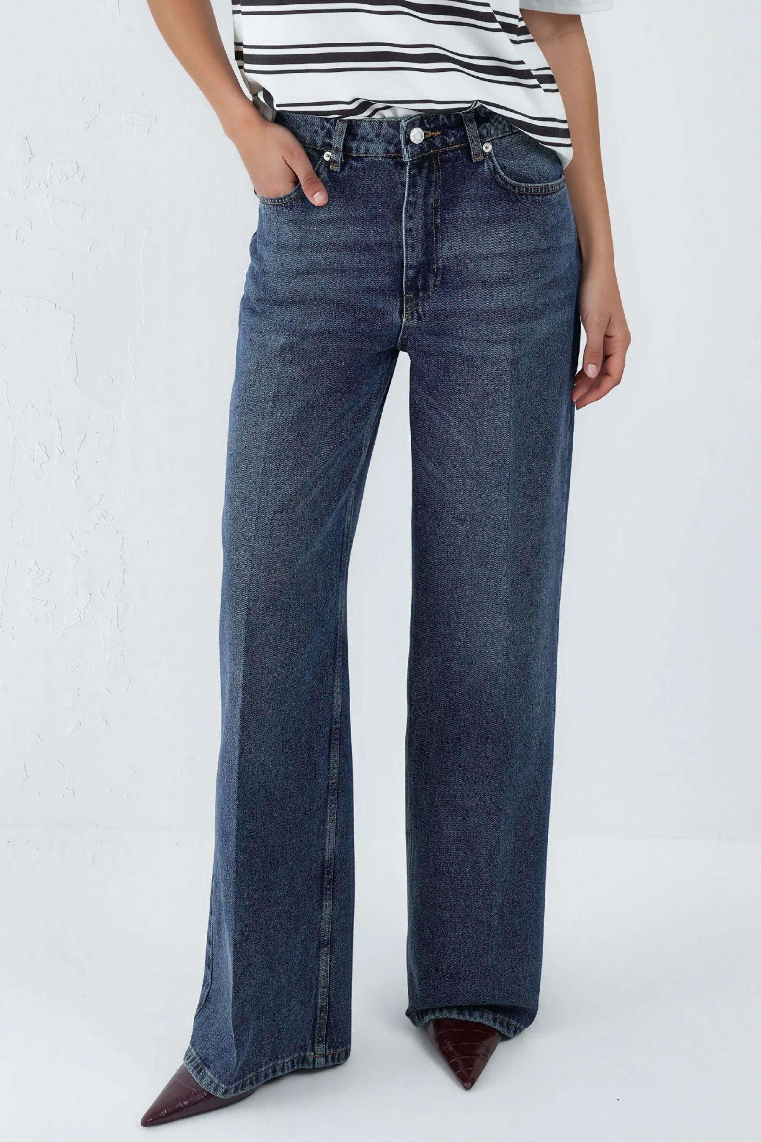 Weite Denim-Jeans mit rohem Abschluss