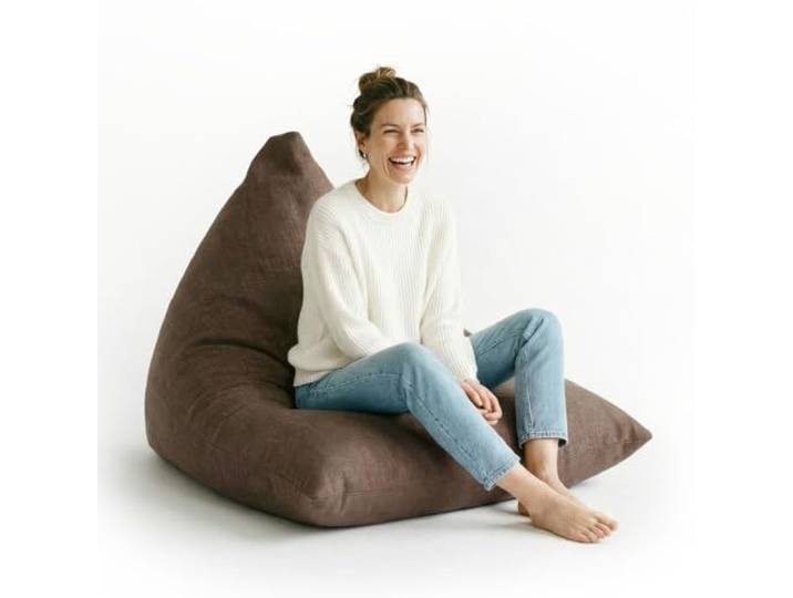 Lumaland Gaming Sitzsack & Bodenkissen XXL Beanbag in Triangle Form 150x100x100cm & 370l Volumen Waschbarer & Robuster Bezug Ideal als Sessel & Sofa verwendbar Leichtes Sitzkissen [Braun]