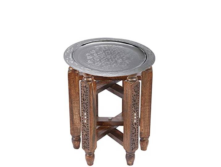 Tabletttisch Halab Braun mit Mehdia, Mangoholz, Messing, Silber 46 cm Halab Braun trägt das silberfarbene Tablett Mehdia auf einem klappbaren Mangoholzgestell. Beide Teile sind handgefertigt.