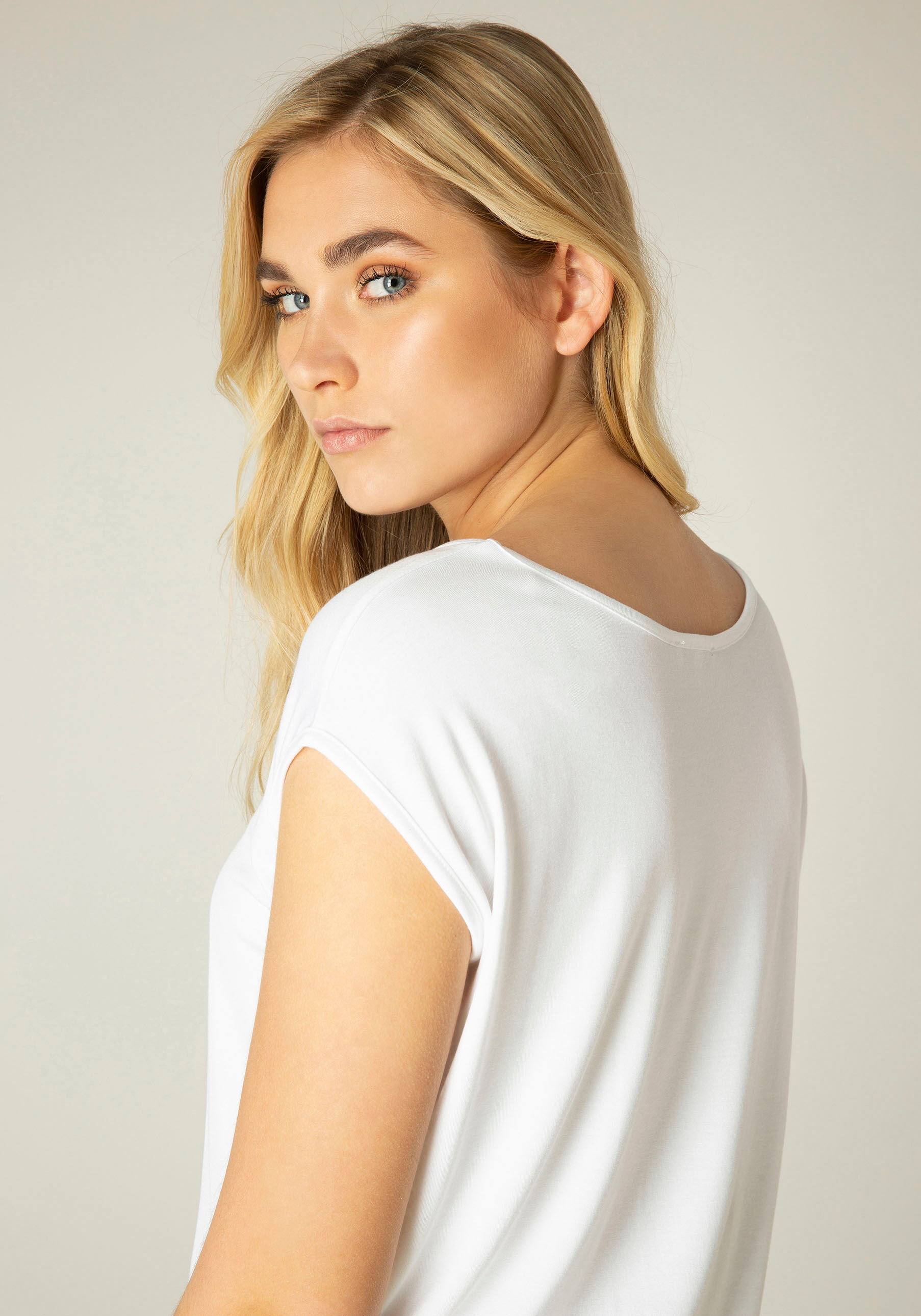 Tunikashirt BASE LEVEL "Yelitza", Damen, Gr. 36, weiss (weiß), Jersey, Obermaterial: 94% Viskose, 6% Elasthan, unifarben, Basic, figurbetont hüftbedeckend, Rundhals, Shirts Tunikashirt, Weiter Schnitt mit figurbetonter Hüfte weiß 36