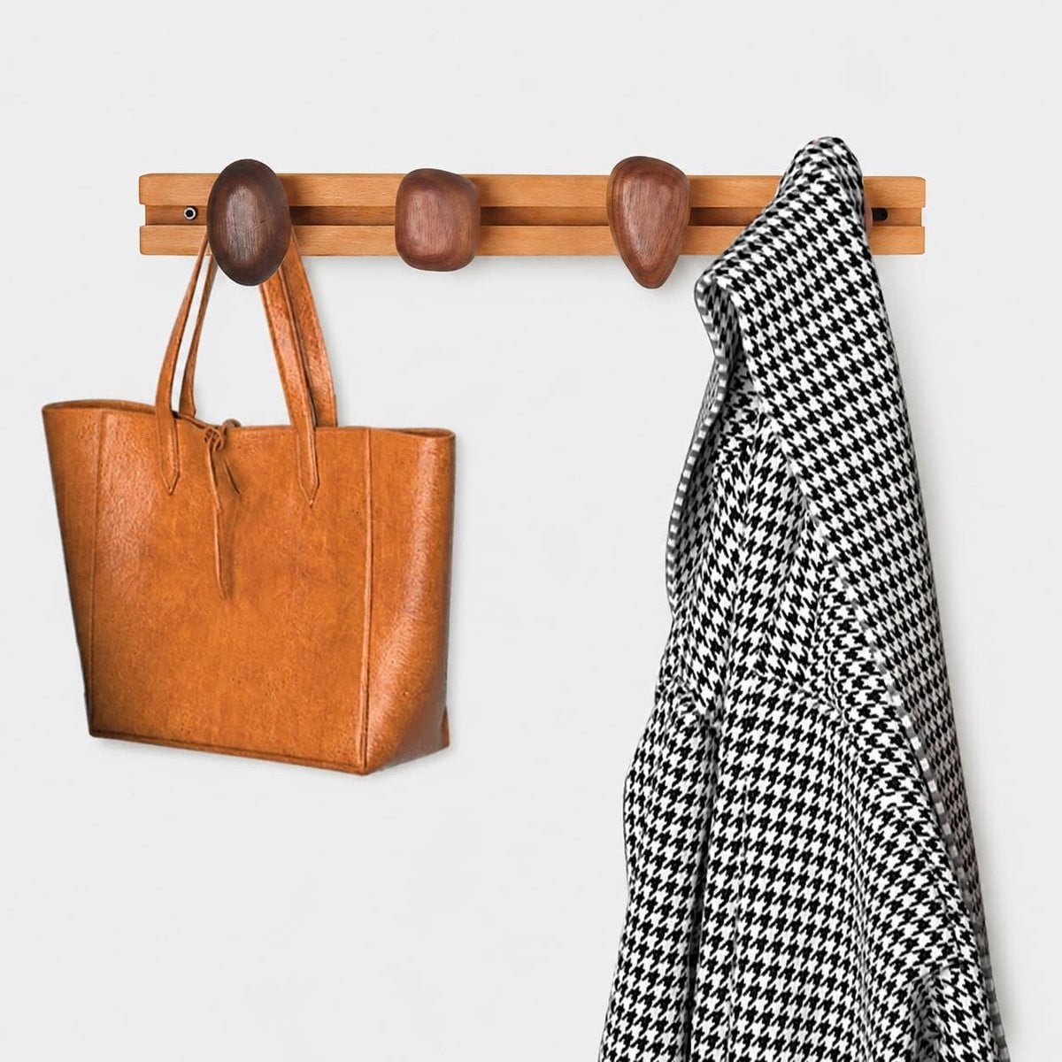 Houten wandgarderobe met 4 verschuifbare kledinghaken in donker walnoot
