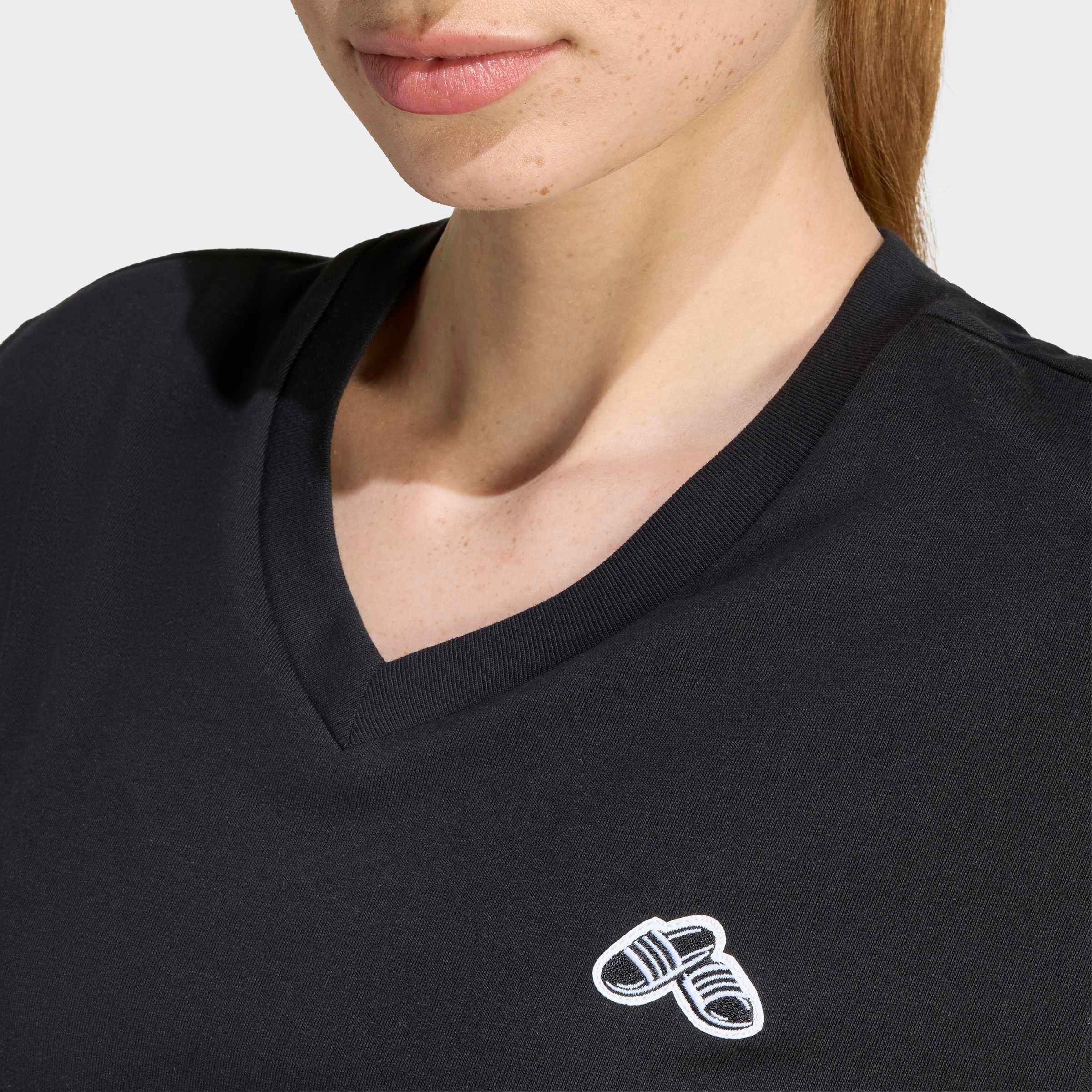 T-Shirt ADIDAS SPORTSWEAR "SUMMER SLIDE GRAPHIC MIT V-AUSSCHNITT", Damen, Gr. XS, schwarz, Obermaterial: 100% Baumwolle, Shirts T-Shirt schwarz XS