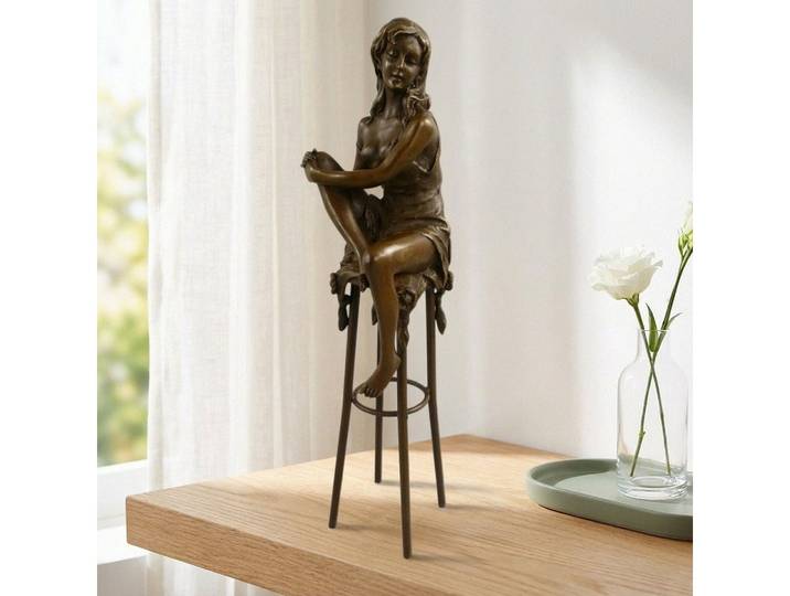 Antikas Wanddekoobjekt Bronzefigur Frau auf Hocker, braun handpatiniert, hochwertig, H.27 cm