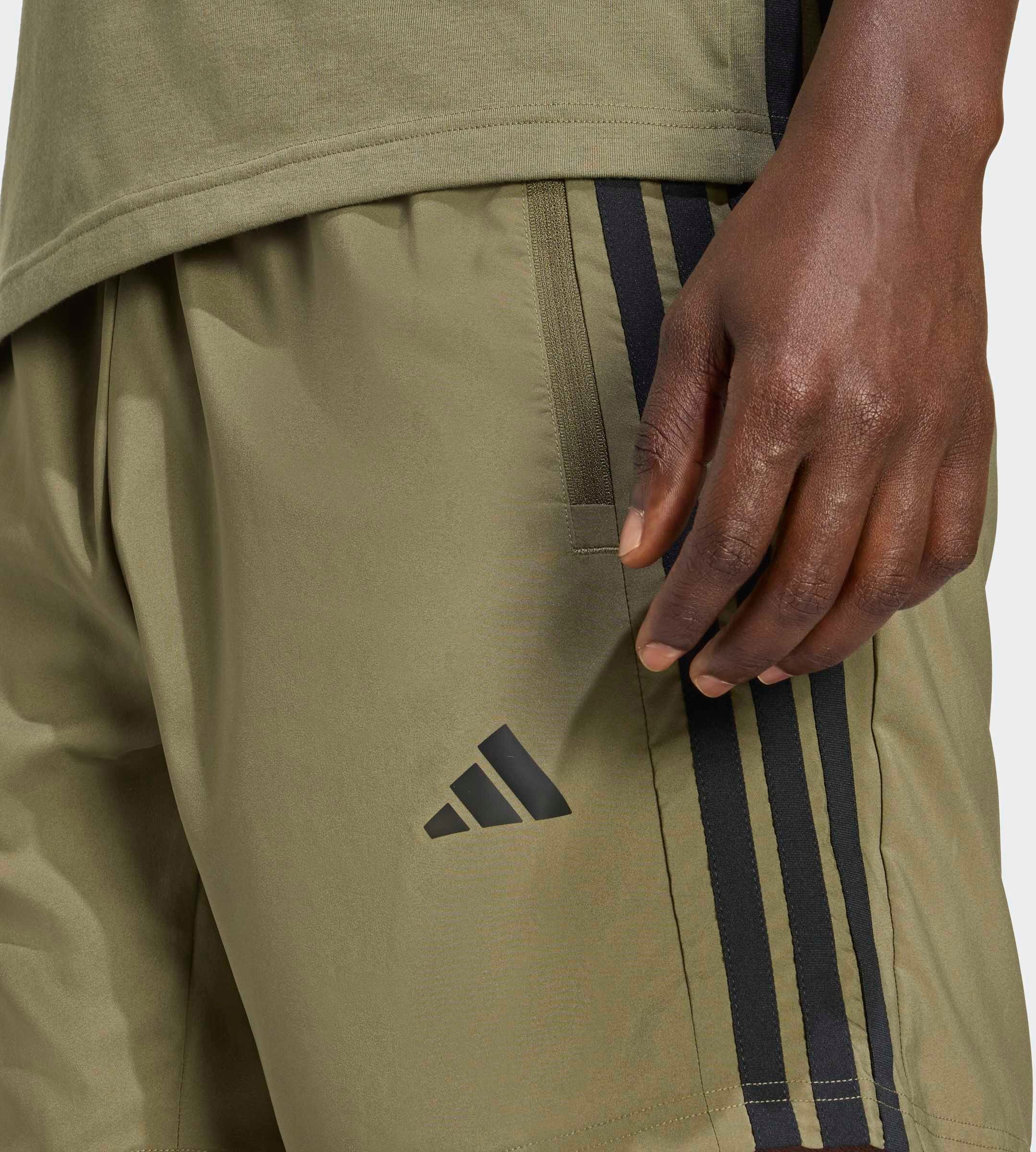 Shorts ADIDAS PERFORMANCE "WORKOUT ESSENTIALS BASE 3-STREIFEN WOVEN", Herren, Gr. L, Länge 7, olive strata, schwarz, innenbeinlänge ca. 18 cm, Obermaterial: 100% Polyester, Hosen Shorts, normal-weit, für Fitness und Sportmode, sportlich, aus Polyester oli