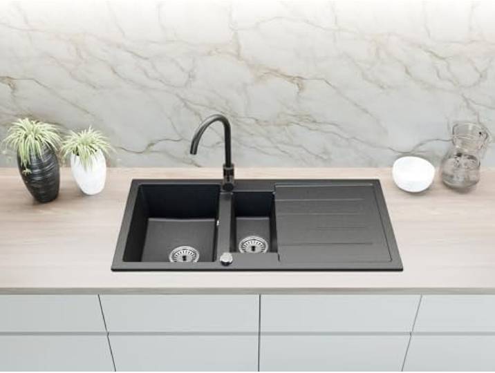 Faizee Home Granitspüle 100x50 cm – 1,5 Becken mit Abtropffläche beidseitig montierbar, kratzfest & hitzebeständig inkl. Armatur & Siphon-Set (Aqua Twist, Schwarz Gesprenkelt)