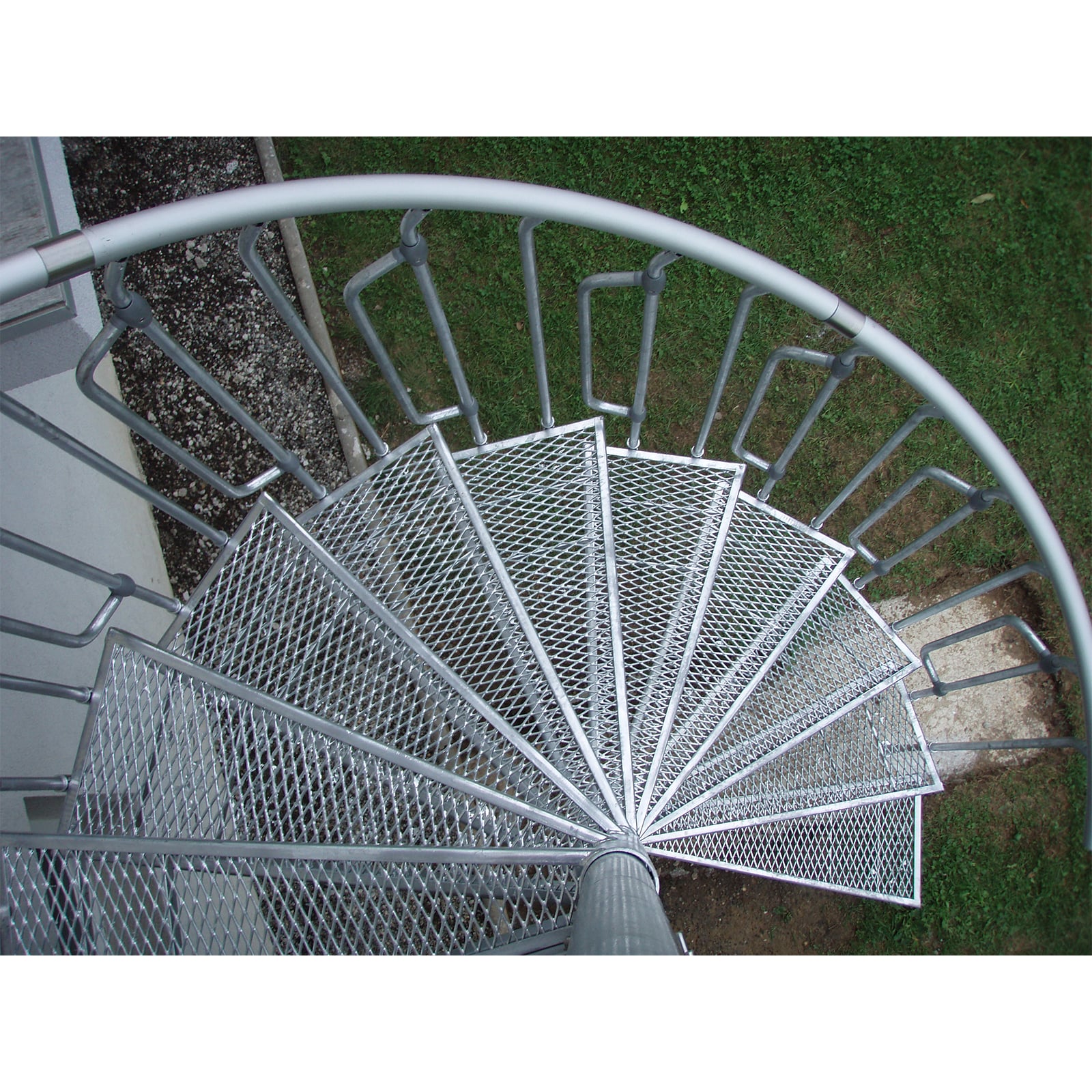 Treba Frewa Spindeltreppe Arizona 130cm Spindel Nenndurchmesser 260 - 305,5cm Geschosshöhe mit 13 Steigungen und Aluminium Handlauf mit Standrohrverlängerung