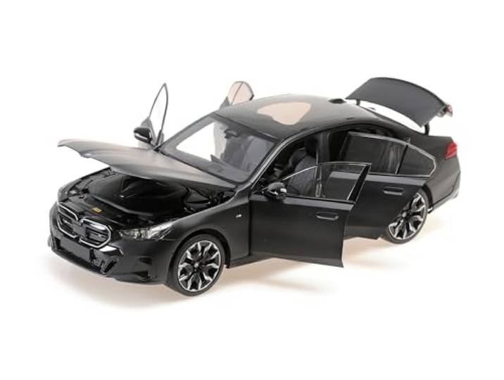 Minichamps 110023401 - i5 Matt Grey 2023 with Openings - maßstab 1/18 - Modellauto