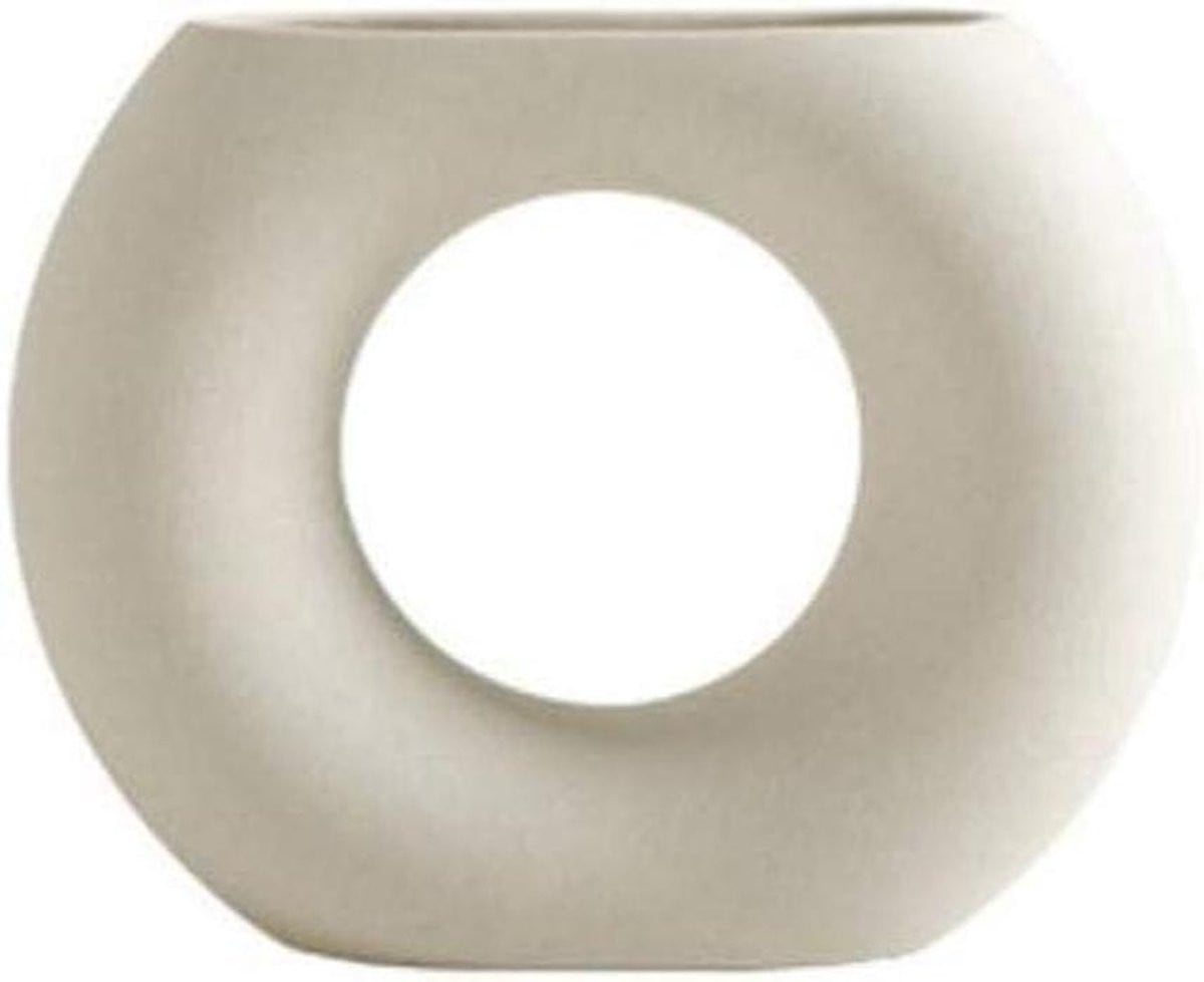 Witte keramische vaas voor decoratie op tafel