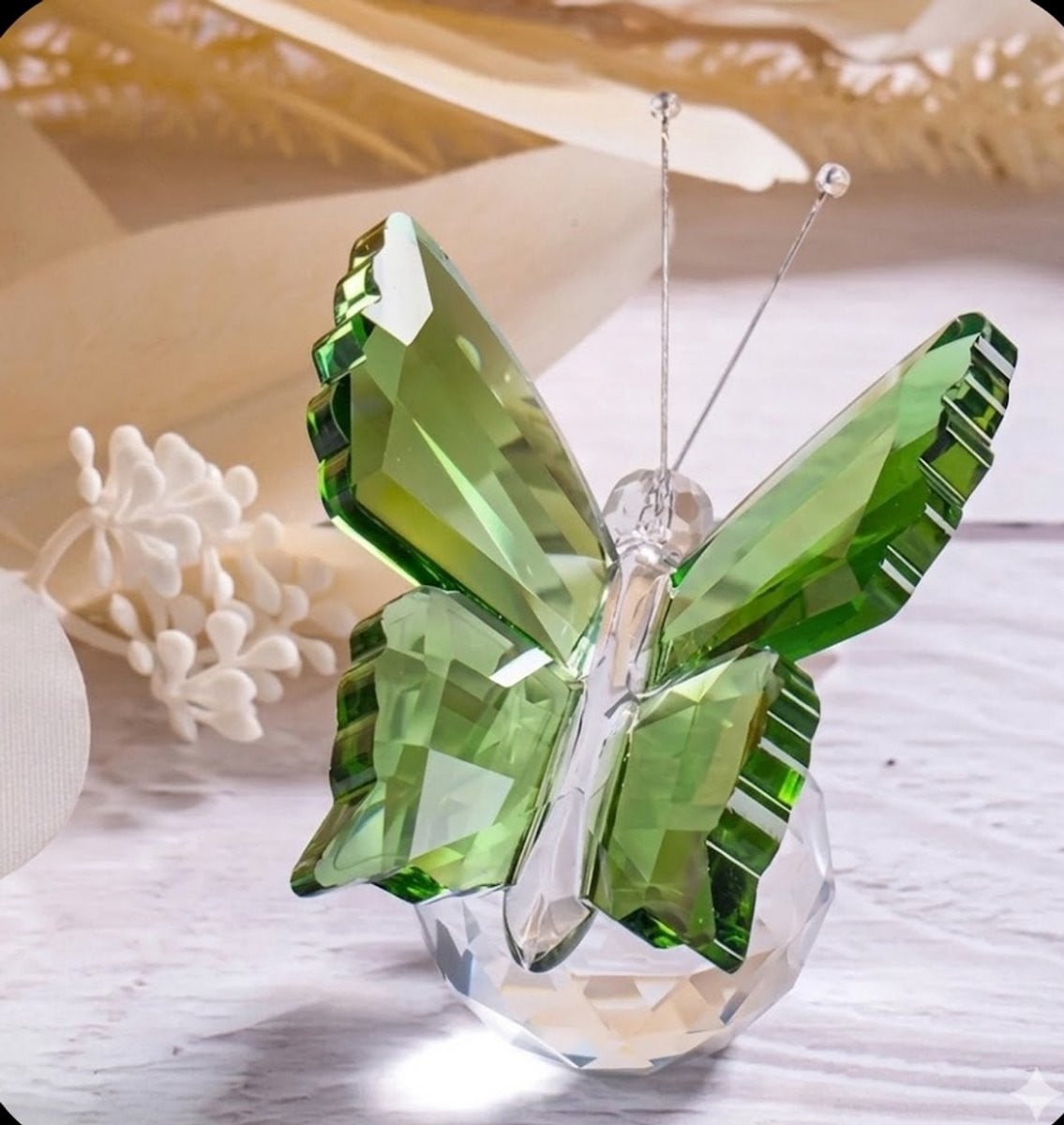 Kristallen bol met groene vlinder voor decoratie