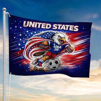 Flagge der Vereinigten Staaten – dynamischer Adler als Maskottchen im USA-Trikot Nr. 26, der einen Fußball kickt, sternenbesetzter Hintergrund, lebendig langlebig