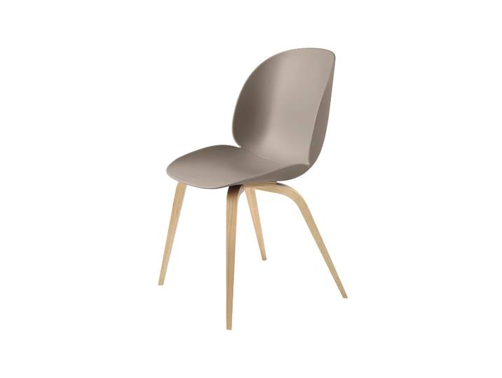 GUBI Chaise Beetle Nouveau beige, support en chêne laqué mat