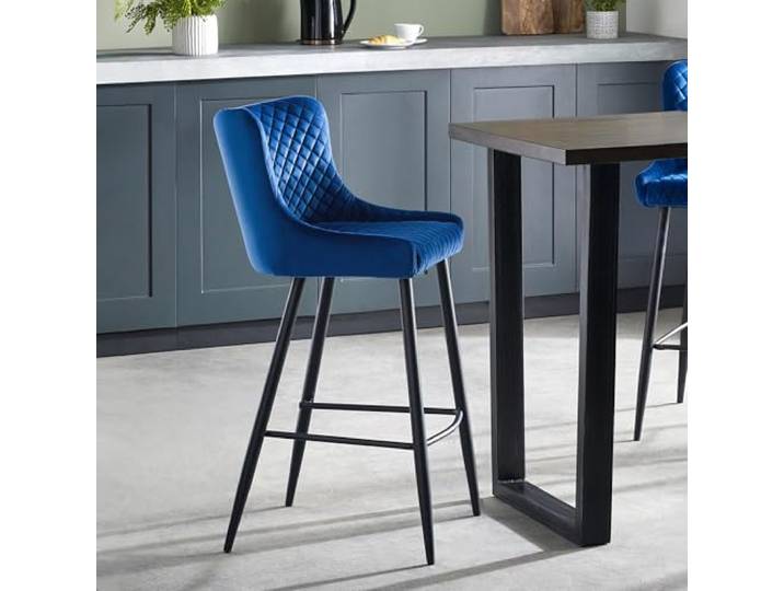 Julian Bowen Luxe Samt-Barhocker, blau Barhocker für Küche oder Hausbar, weicher Stoff, gesteppter Sitz, stabile Metallbeine