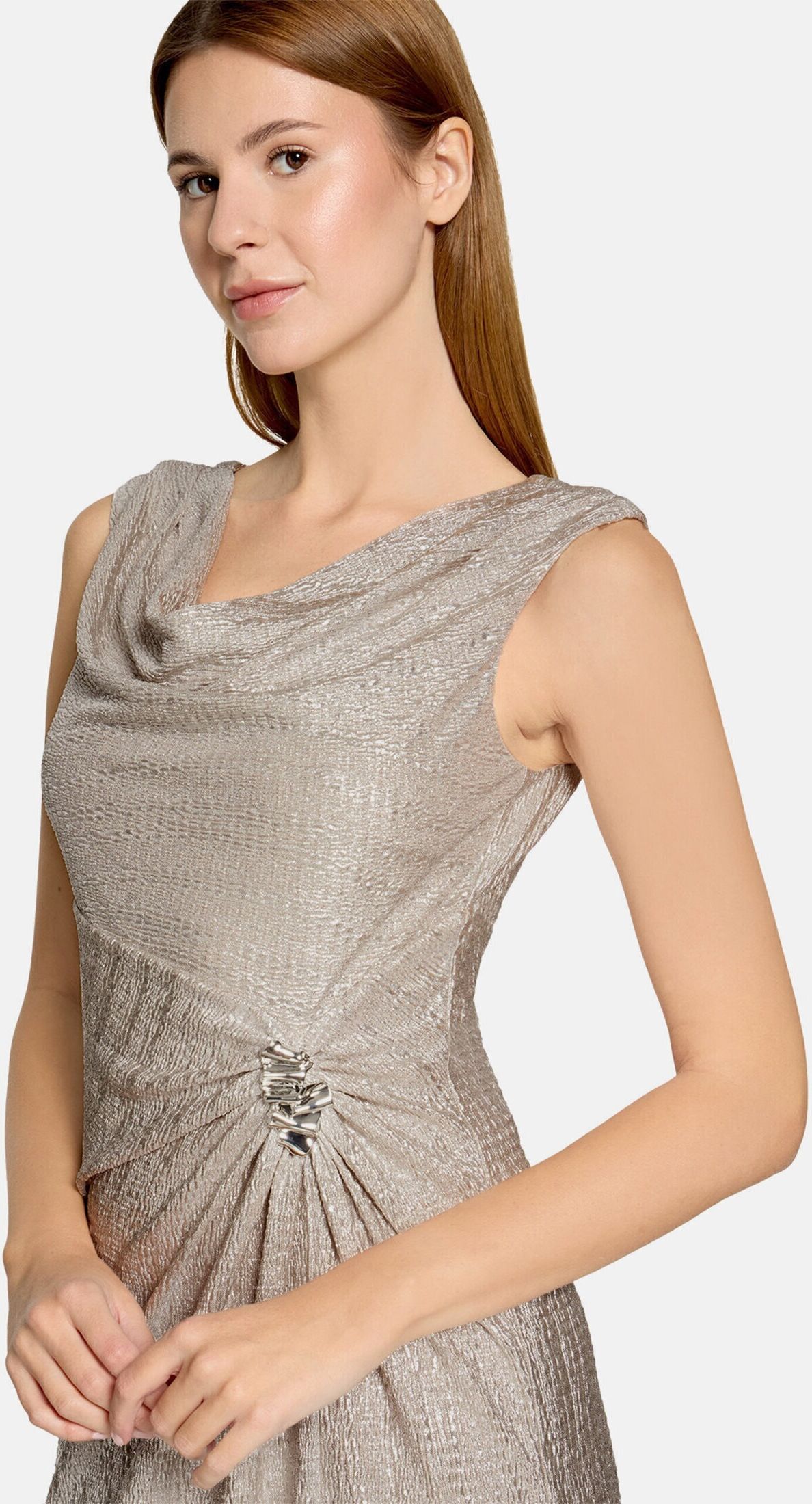 Abendkleid VERA MONT "Damen im Glitzer-Look", Damen, Gr. 46, Normalgrößen, Jersey, silber (cream, silber), Jersey, Obermaterial: 100% Polyester. Futter: 100% Polyester, figurbetont lang, Wasserfallausschnitt, Kleider Abendkleid