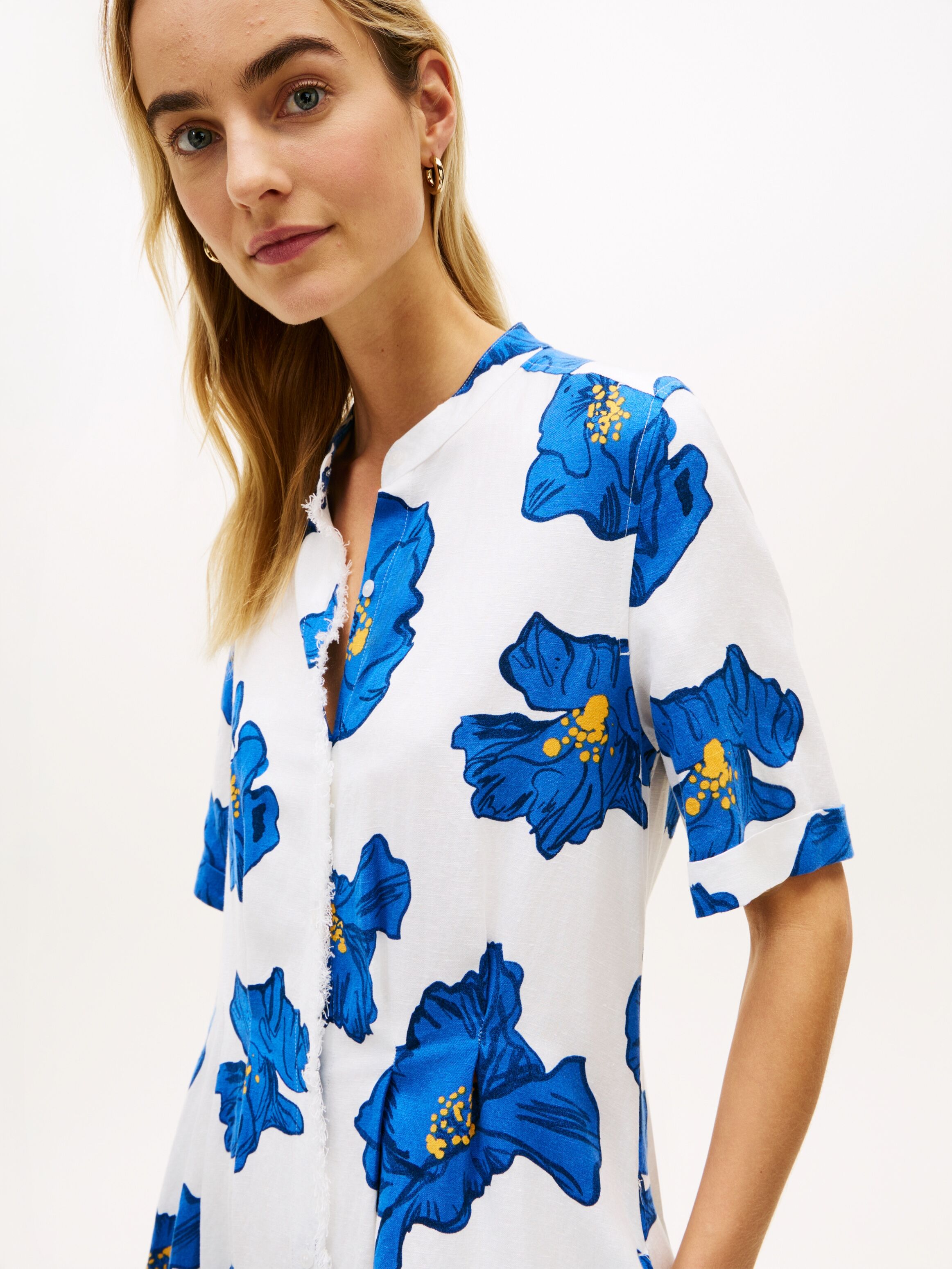 Midikleid TOMMY HILFIGER "FRAYED VIS/LINEN SHORT SLEEVE SHIRT DRESS", Damen, Gr. M (40), N-Gr, Halbarm, Web, blau (poppy print spaced ivory, blau orbit), Web, Obermaterial: 53% Leinen, 47% Viskose, gemustert, gerade Midi, Rundhals, Kleider Midikleid, Lein