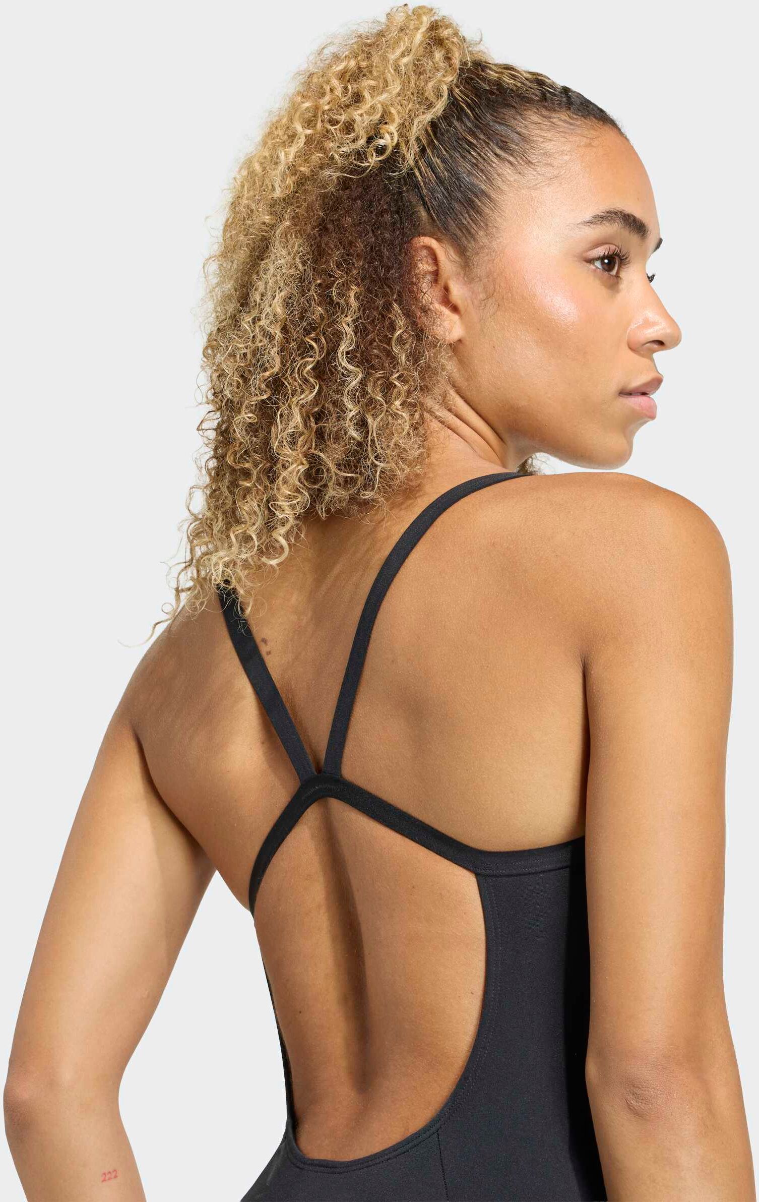 Badeanzug ADIDAS PERFORMANCE "MIT DÜNNEN TRÄGERN UND V-FÖRMIGEM RÜCKENDESIGN", Damen, Gr. 46, N-Gr, schwarz, Obermaterial: 100% Polyester, Badeanzüge Badeanzug schwarz 46, N-Gr