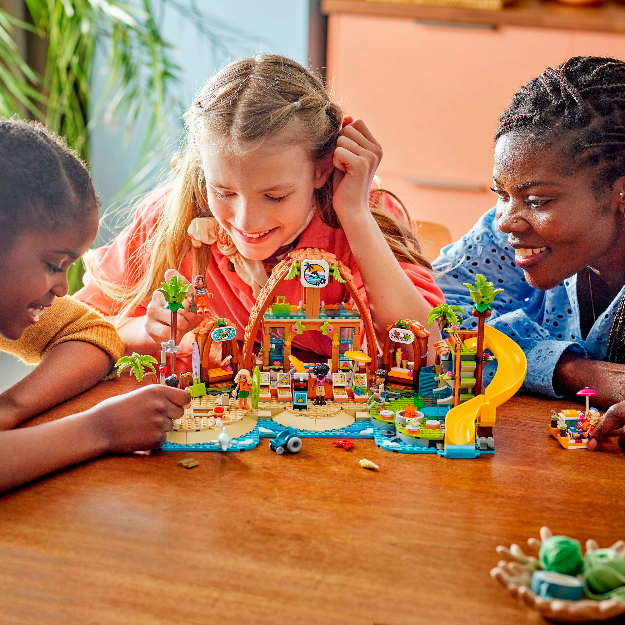 Konstruktionsspielsteine LEGO "Familienurlaub im Strandresort (42673), LEGO Friends", bunt, Spielbausteine, Kinder, Kunststoff, Konstruktionsspielsteine, Made in Europe