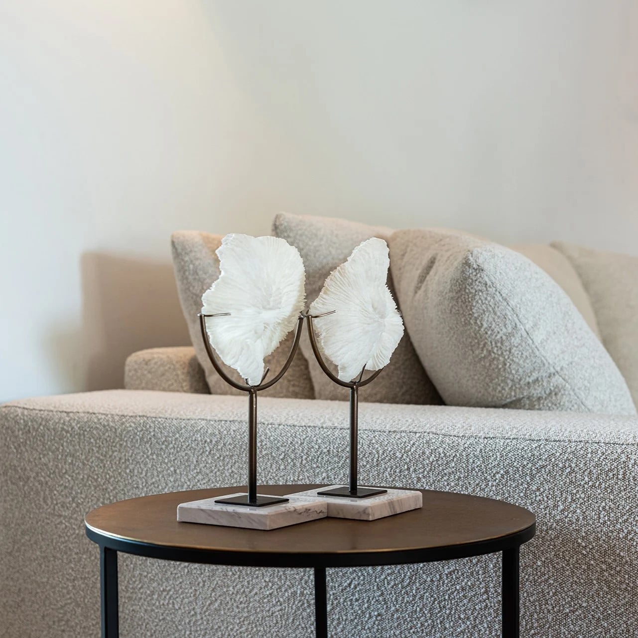 Richmond Interiors Abstract Faux Koraal Jada Decoratie op Standaard - Wit en Brons