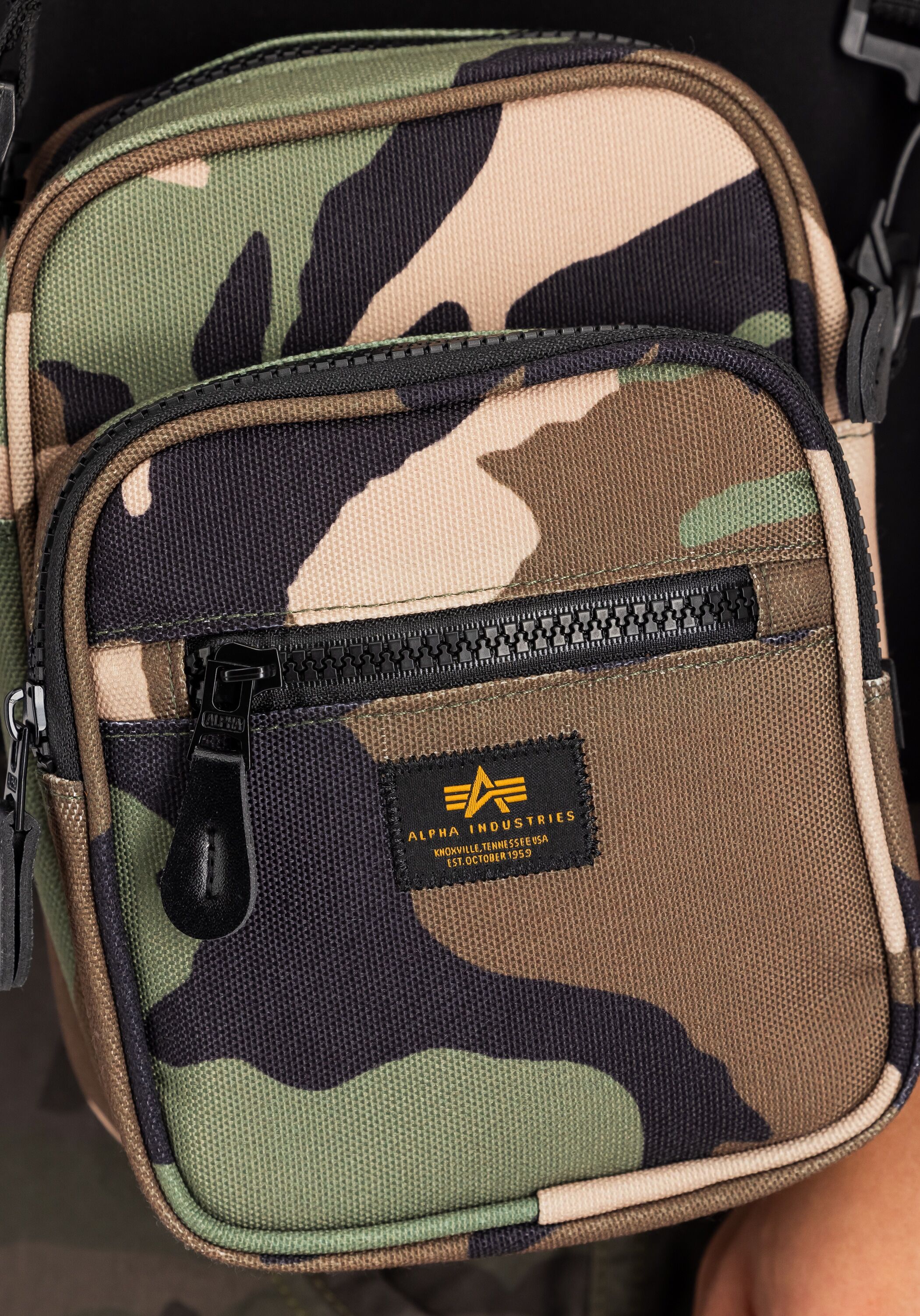 Umhängetasche ALPHA INDUSTRIES "Label Messenger Bag", Herren, bunt (wdl camo 65), Obermaterial: 100% Polyester. Futter: 100% Nylon, Taschen Umhängetasche wdl camo 65 Einheitsgröße