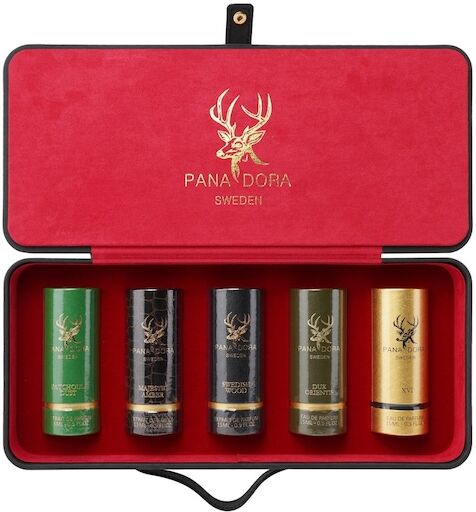 Pana-Dora-Sweden Unisexduefte Swedish-WoodBlackTravel Set Extrait de Parfum Patchouli Dust 15 ml + Extrait de Parfum Majestic Amber 15 ml + Extrait de Parfum swedish Wood 15 ml + Eau de Parfum Dux Orientis 15 ml + Eau de Parfum XVI 15 ml 15 ml (3.933,33 €