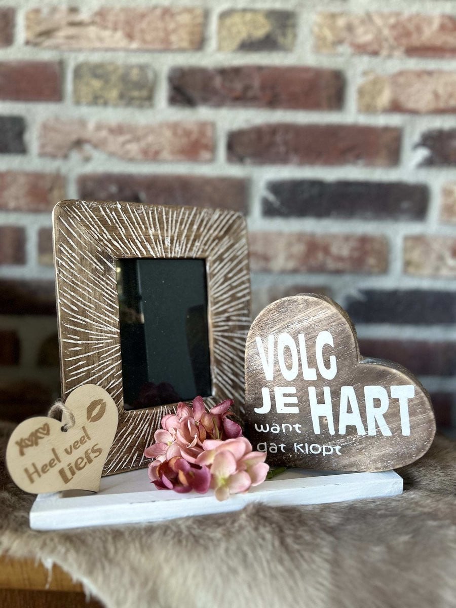 Creaties van hier Cadeaupakket met fotolijstje Volg je hart natural, wit dienblaadje en bloem