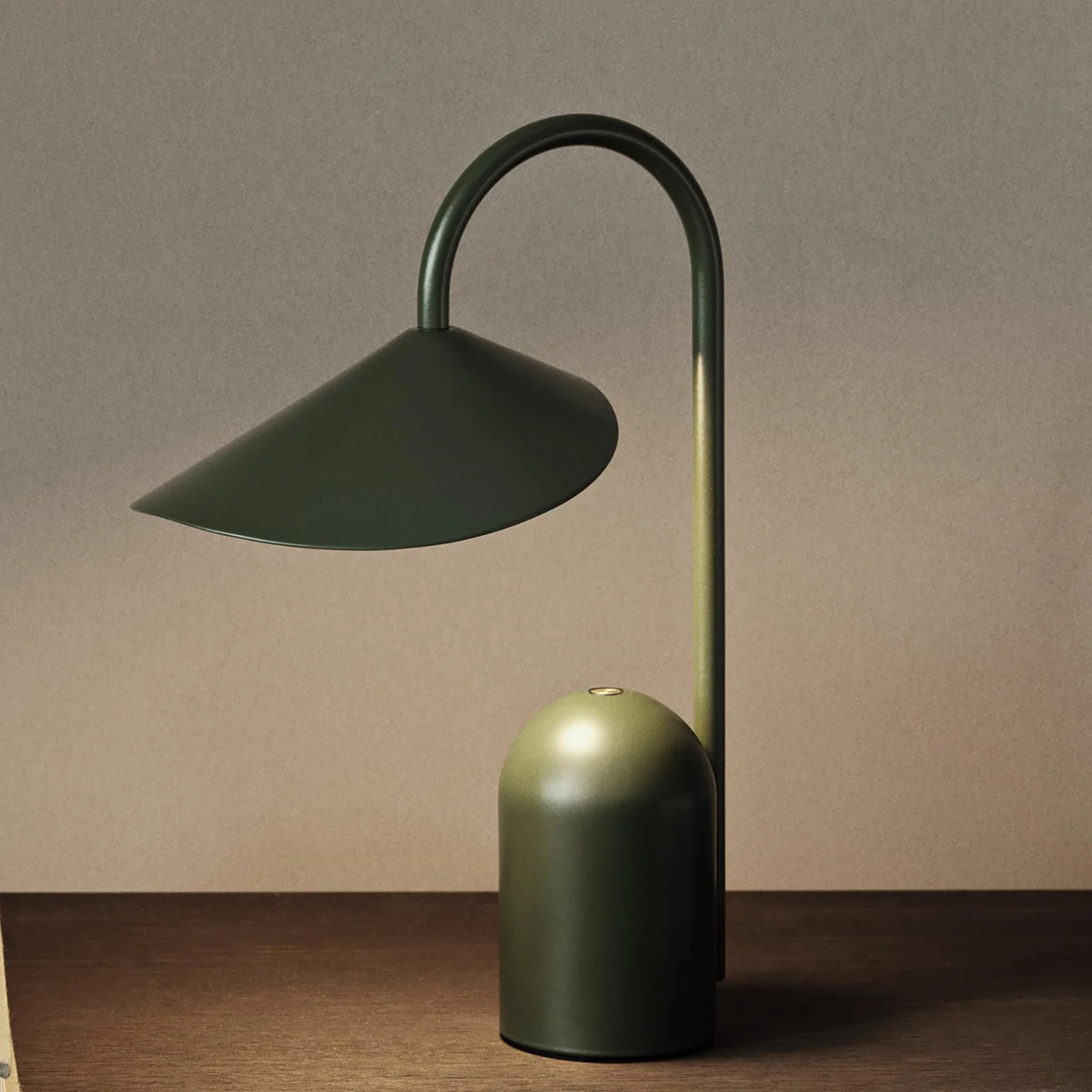 Ferm Living Arum Portable Taffellamp IP44 Grass Green - Oplaadbare LED Designlamp van Metaal