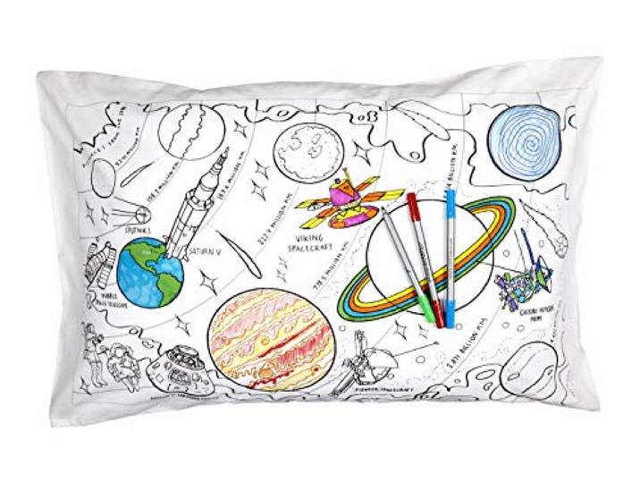 Eatsleepdoodle Ruimte en Planeten Kussensloop van Volledig Zacht Katoen – Kleur Je Eigen Doodle Herbruikbare Kussensloop met Planeten, Raketten, Astronauten en Maanmissies – Inclusief Uitwasbare Viltstiften (75x50CM)