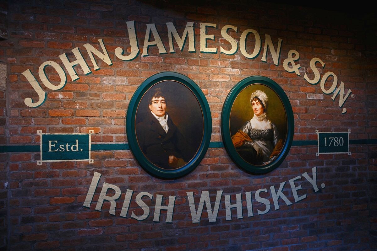 Fototapete PAPERMOON "ZIEGEL-WAND-JAMESON IRISH WHISKEY DUBLIN MUSEUM IRLAND", bunt, B:3,5m L:2,6m, Vlies, Tapeten, Fototapete bunt B/L: 3,5m x 2,6m, Bahnen: 7 Stk.