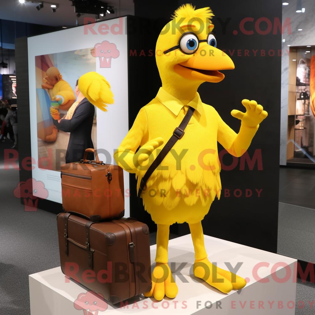 Maskottchenkostüm REDBROKOLY Yellow Canary mit Röhrenjeans und Aktentasche