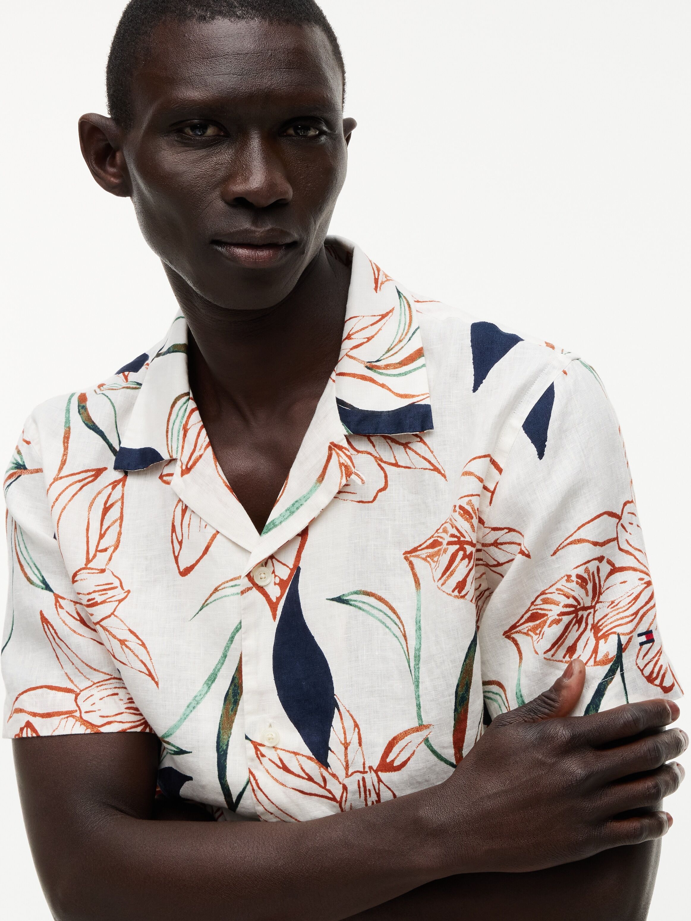 Kurzarmhemd TOMMY HILFIGER "LINEN RESORT PRT SS RF SHIRT", Herren, Gr. L (52), N-Gr, weiss (ivory petal, allover), Web, Obermaterial: 100% Leinen, regular fit normal, Hemden Kurzarmhemd, aus Leinen mit Tropen-Print ivory petal, allover L (52), N-Gr