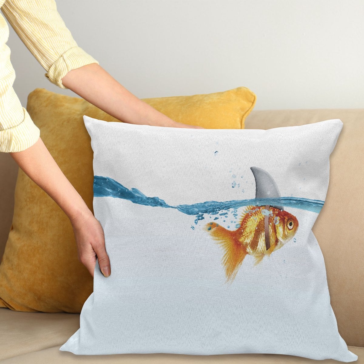 ABAKUHAUS Haai Sierkussenhoes met Goldfish en Haai Fin Print, Blauw Oranje, 40 x 40 cm