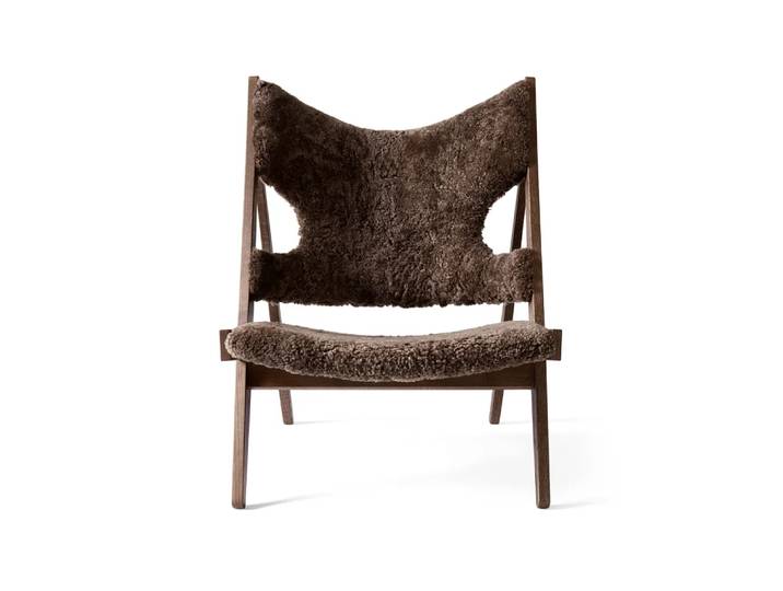 Audo Copenhagen Knitting Loungesessel Schaffell curly root Dunkelbraun, dunkel gebeiztes Eichenholzgestell
