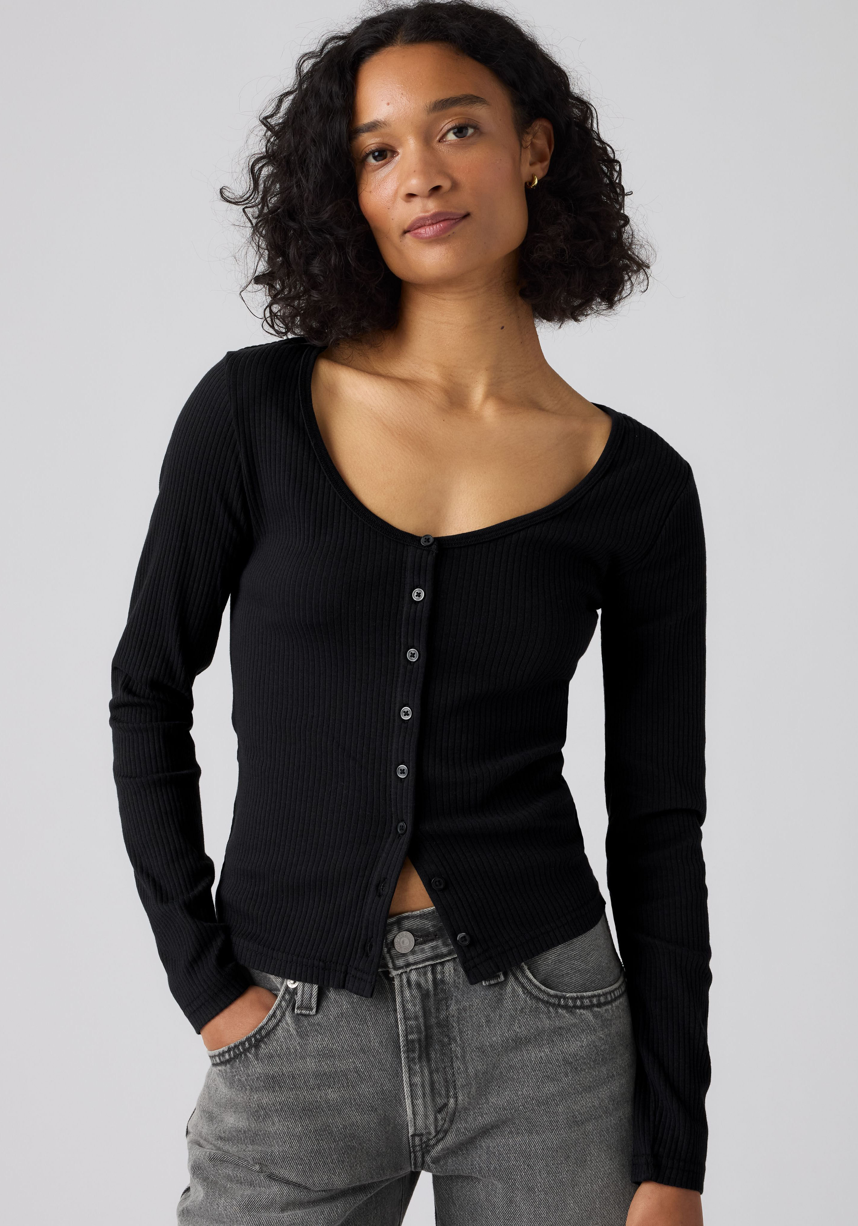 Langarmshirt LEVI'S "AUSTEN BUTTON THROUGH LS", Damen, Gr. M (38), schwarz (anthrazit night), Single Jersey, Obermaterial: 97% Baumwolle, 3% Elasthan, figurbetont taillenbedeckt, tiefer Rundhals, Shirts Langarmshirt, Feinripp anthrazit night M (38)