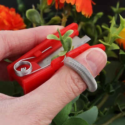 Multi Use Thumb Knife For Fruits & Vegetable Harvesting Multi Use Thumb Knife For Fruits & Vegetable Harvesting