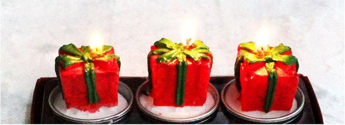 Kerstkaars in cadeauverpakking