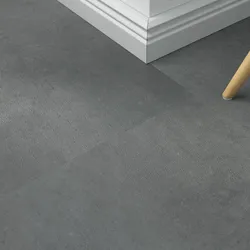 Klick-Vinyl Makula Asphalt – inkl. Dämmung & Fußleisten
