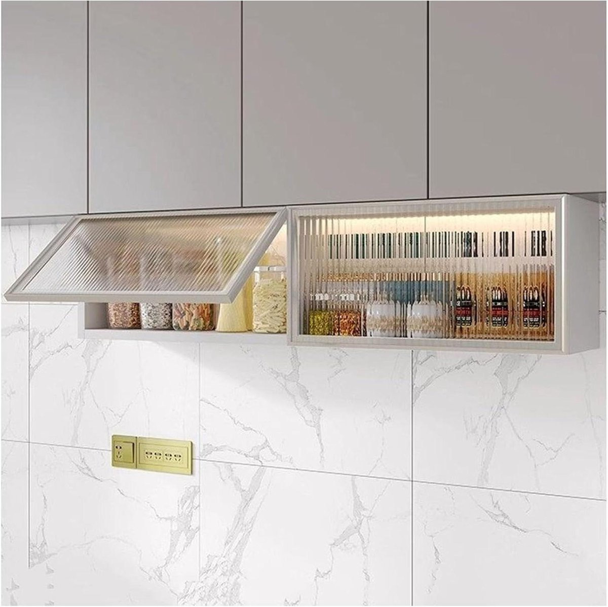 Zwarte wandkast met glazen deuren en aluminium details voor in de keuken, eetkamer of badkamer