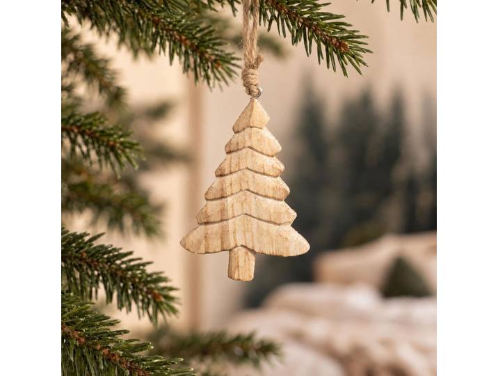 Weihnachtsbaum hängt in hellem Paulownienholz