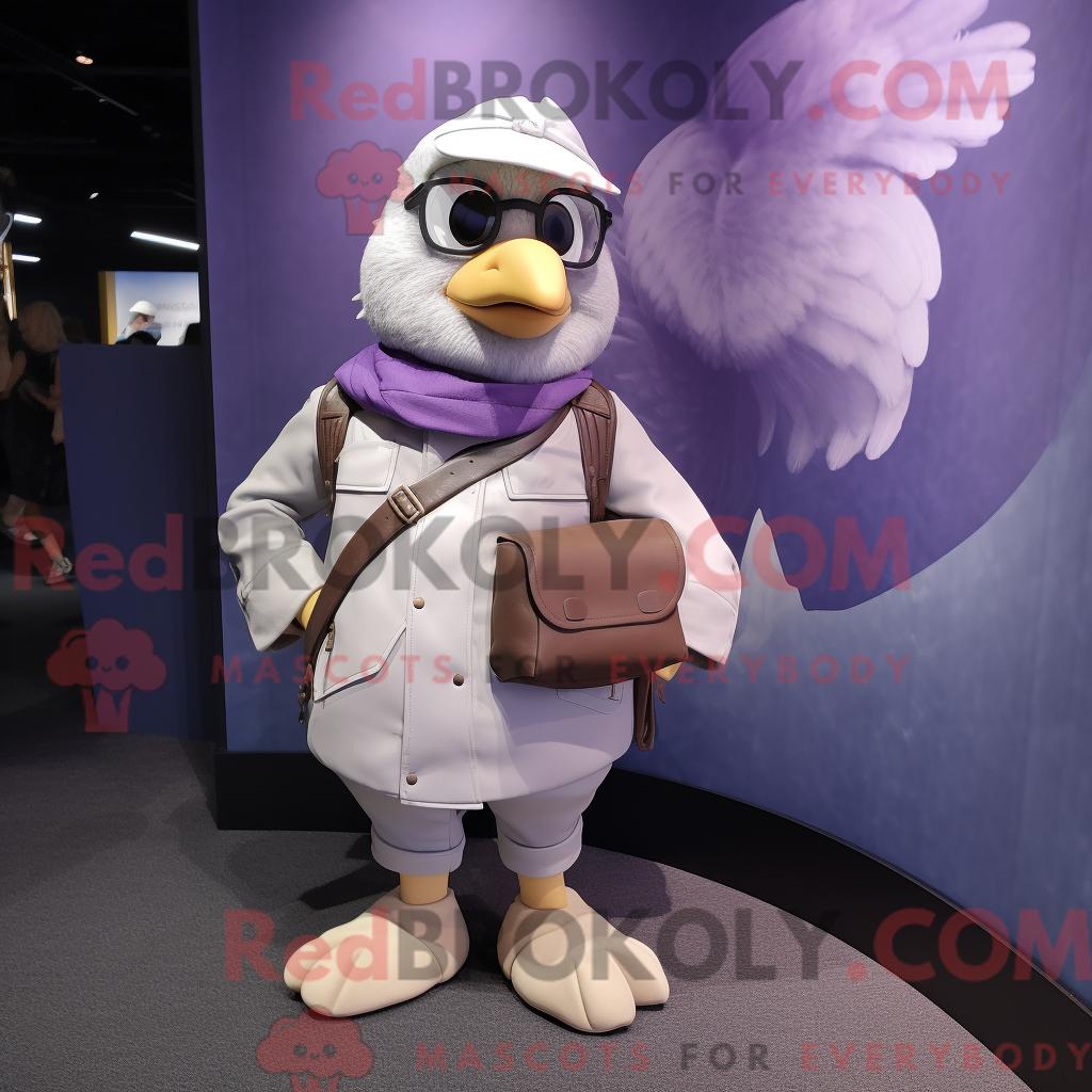 Maskottchen REDBROKOLY einer Lavendeltaube mit Lederjacke und Messengerbag