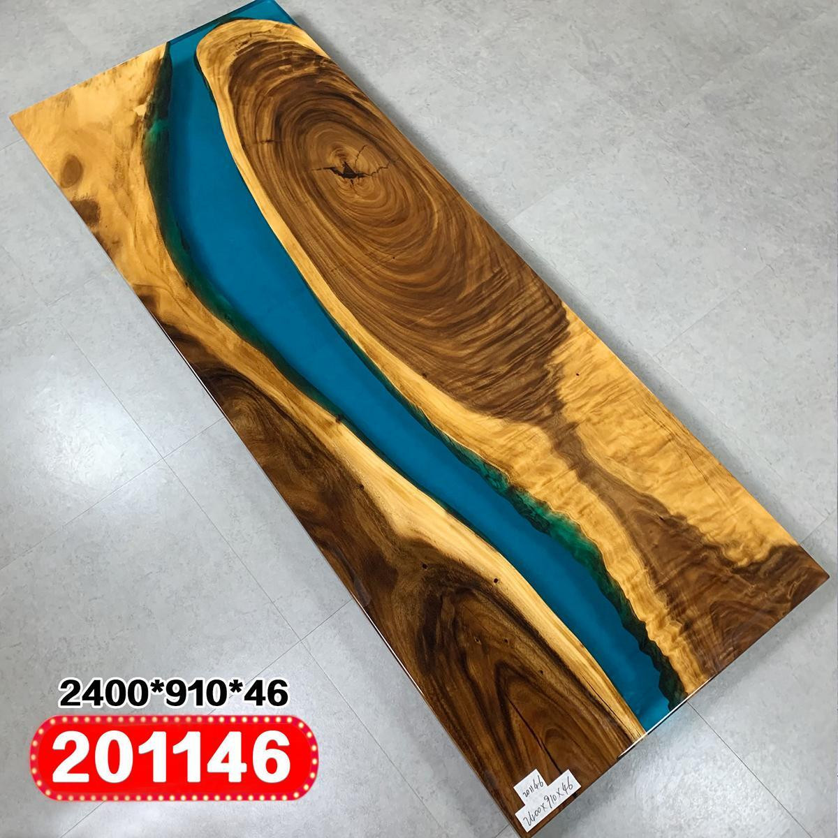 Massieve houten eettafel met epoxyhars waterval design en live edge afwerking B: 91 cm, D: 75 cm, H: 91 cm